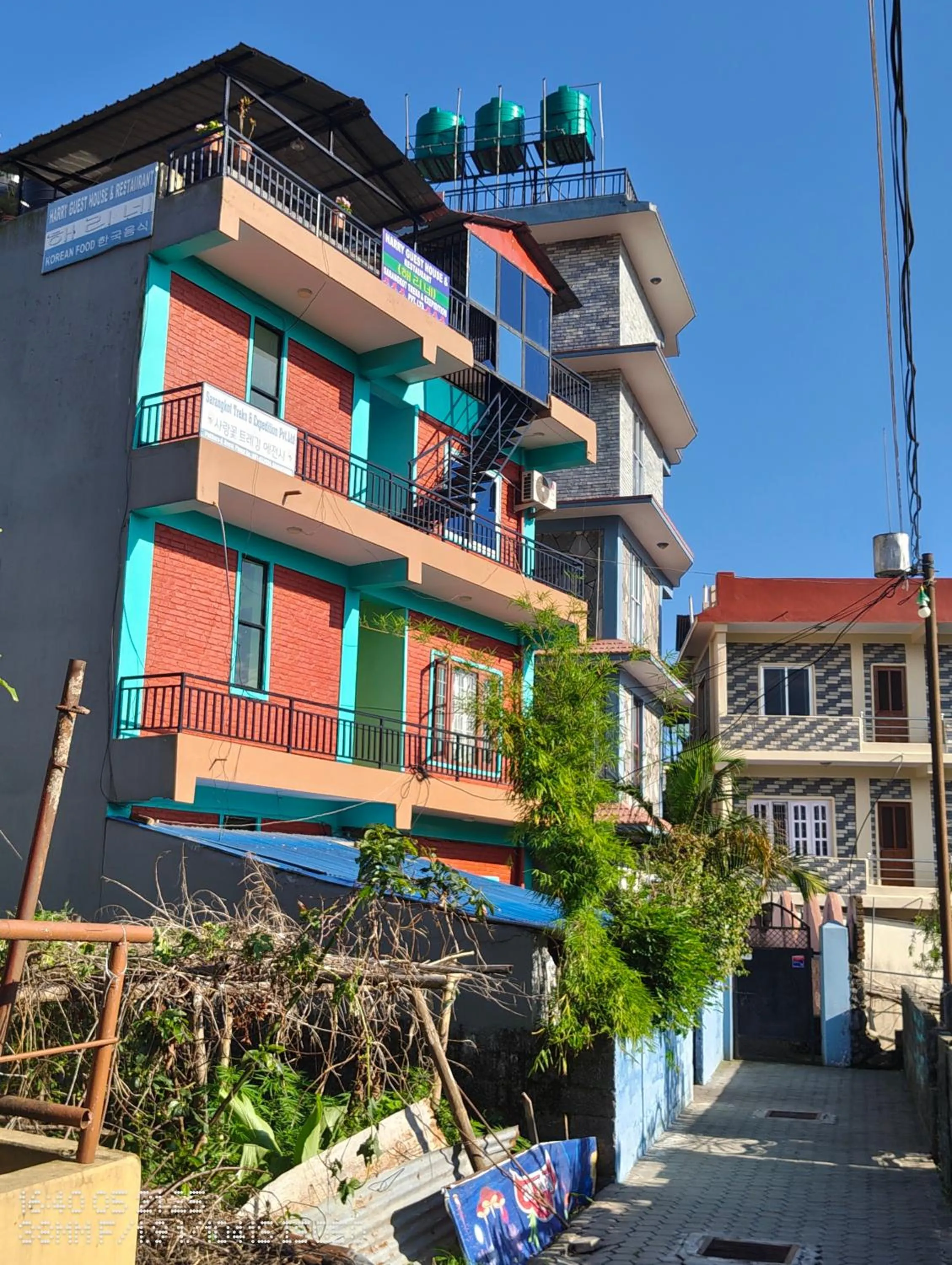 Property building in Harry Guest House & Restaurant