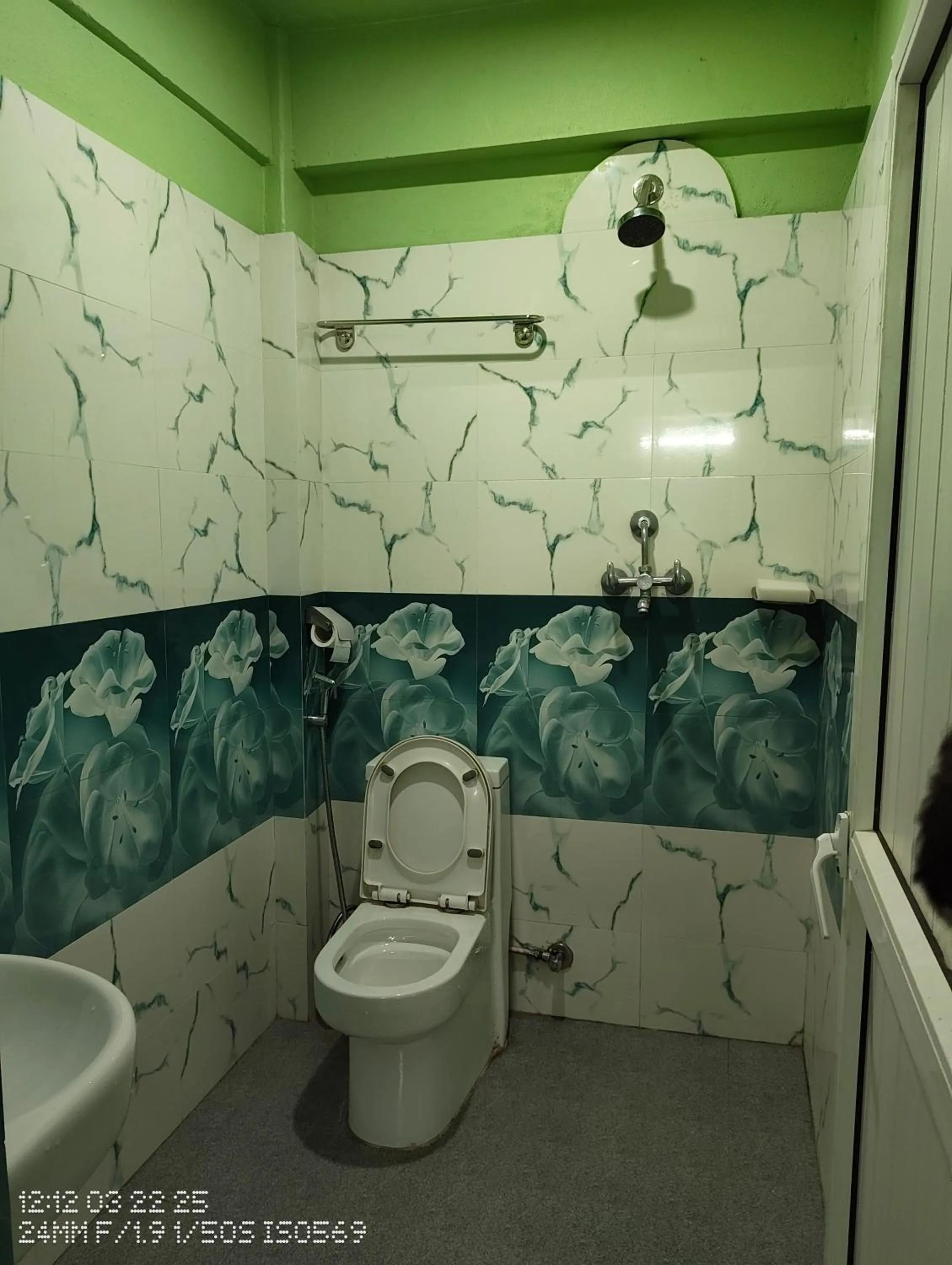 Bathroom in Harry Guest House & Restaurant