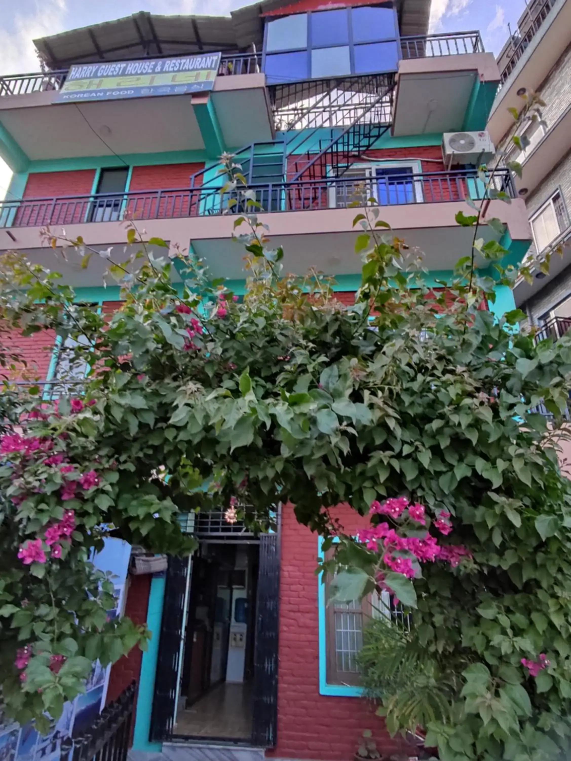 Property building in Harry Guest House & Restaurant Property building in Harry Guest House & Restaurant