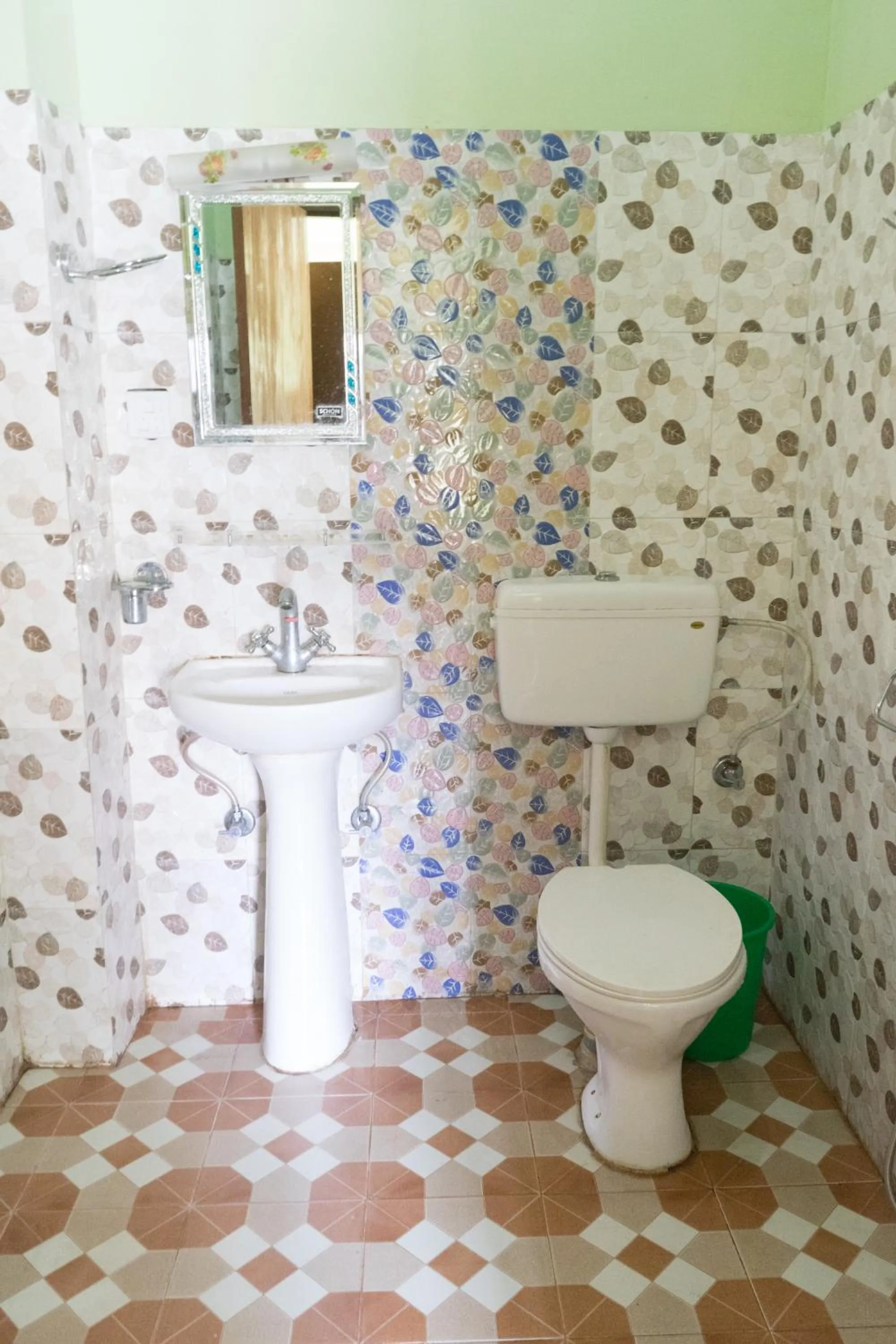 Toilet in Harry Guest House & Restaurant