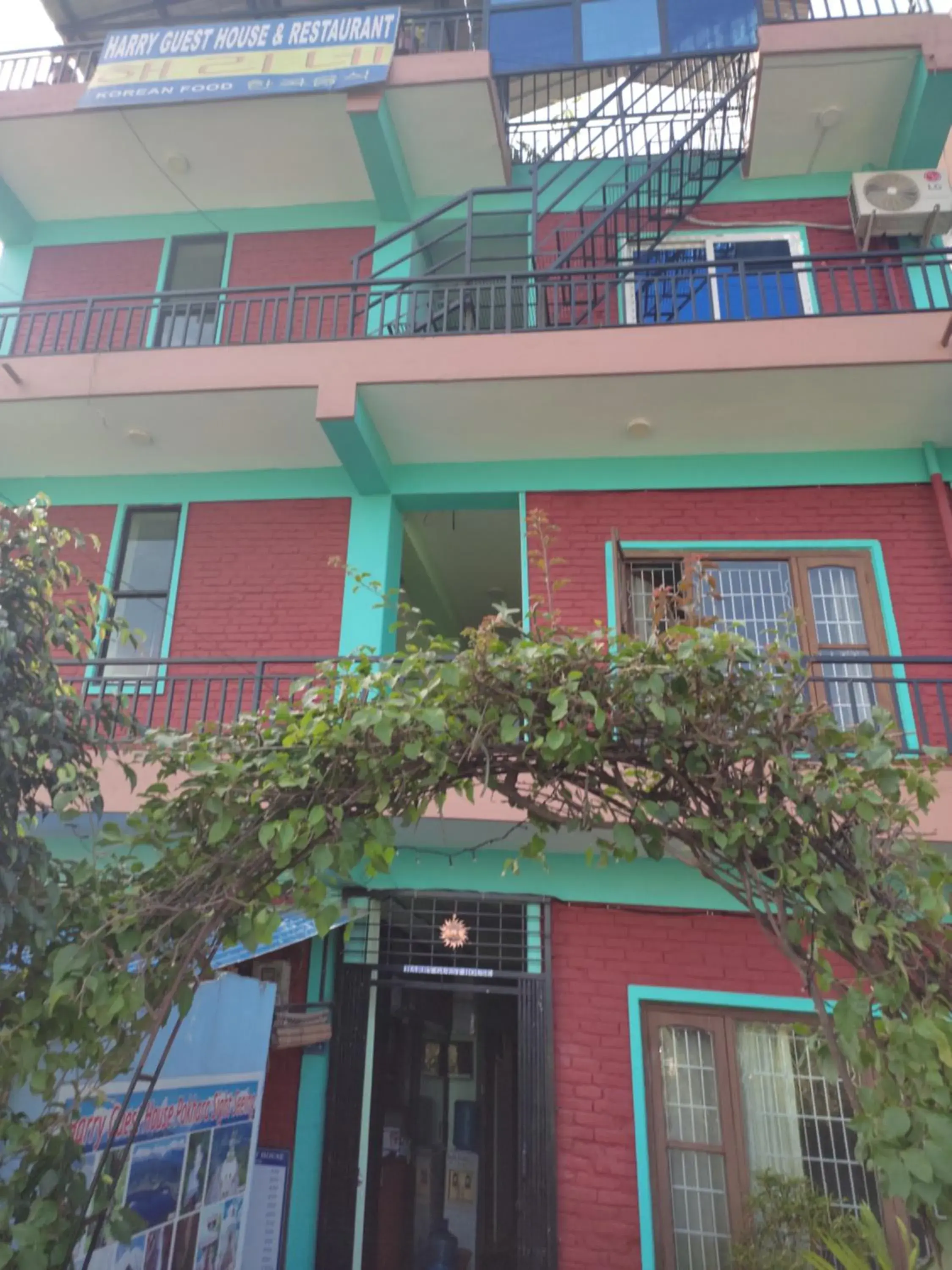 Property building in Harry Guest House & Restaurant Property building in Harry Guest House & Restaurant