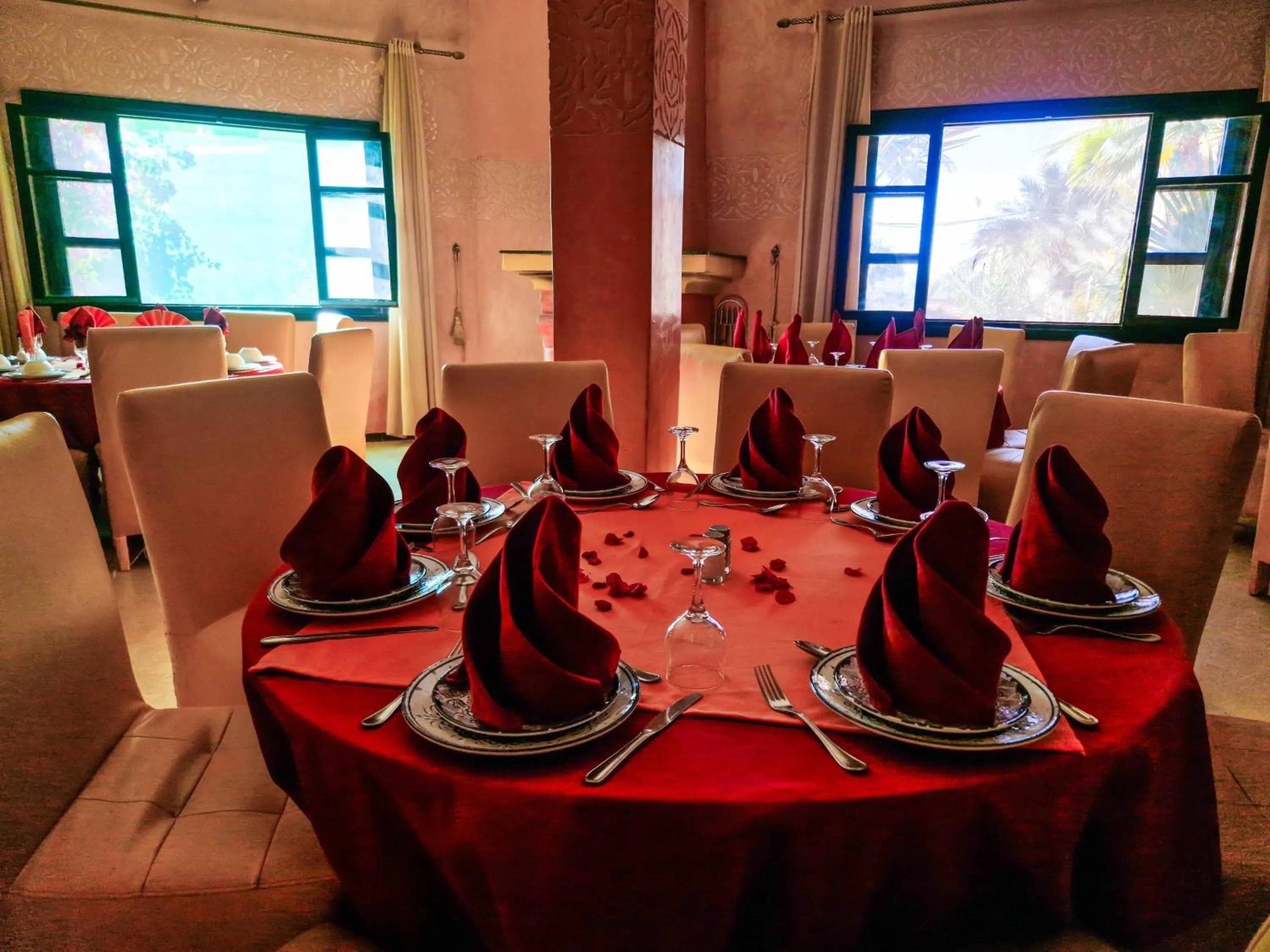 Restaurant/places to eat in Palm's Hotel Club