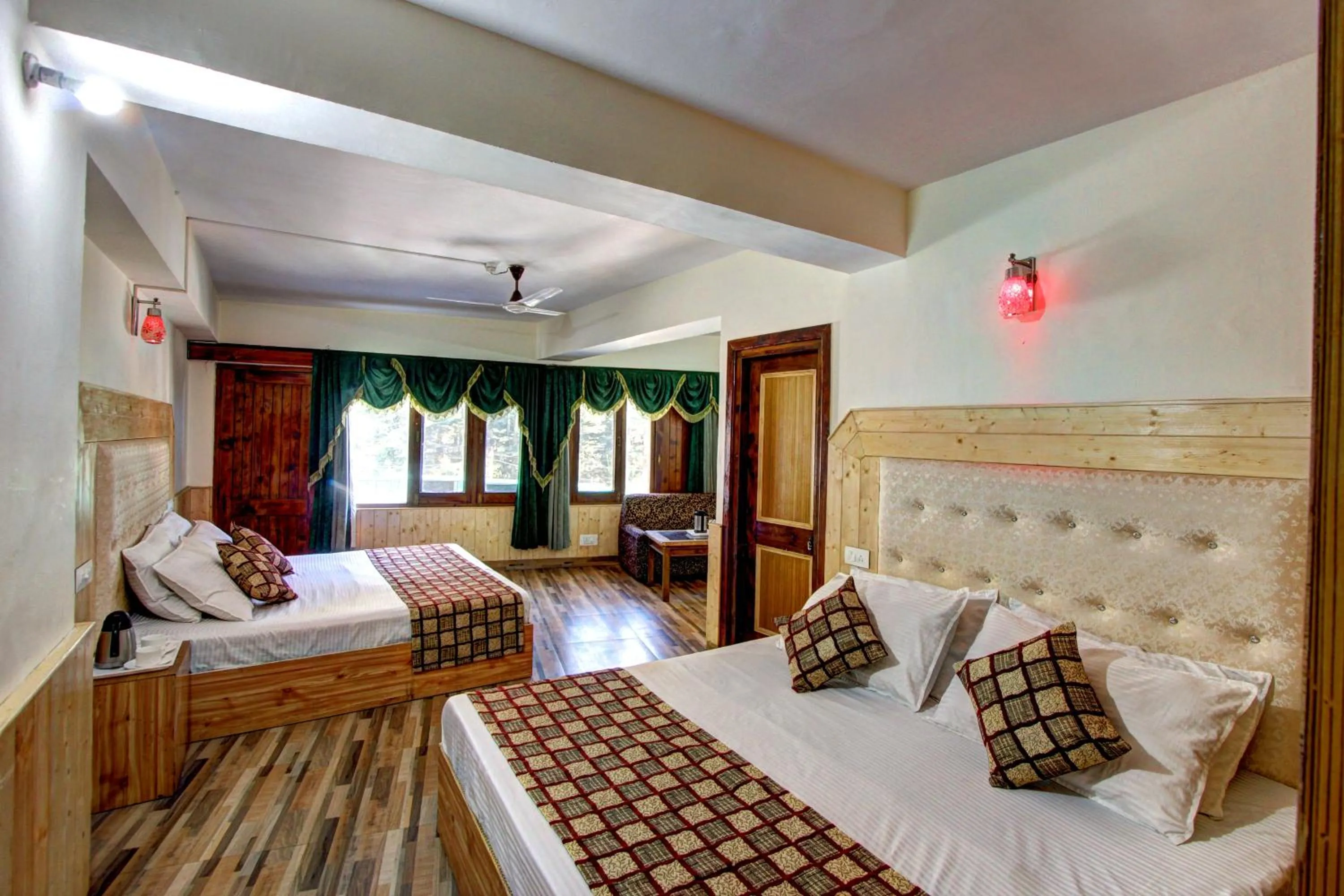 Deluxe Family Room in Hotel Highway inn