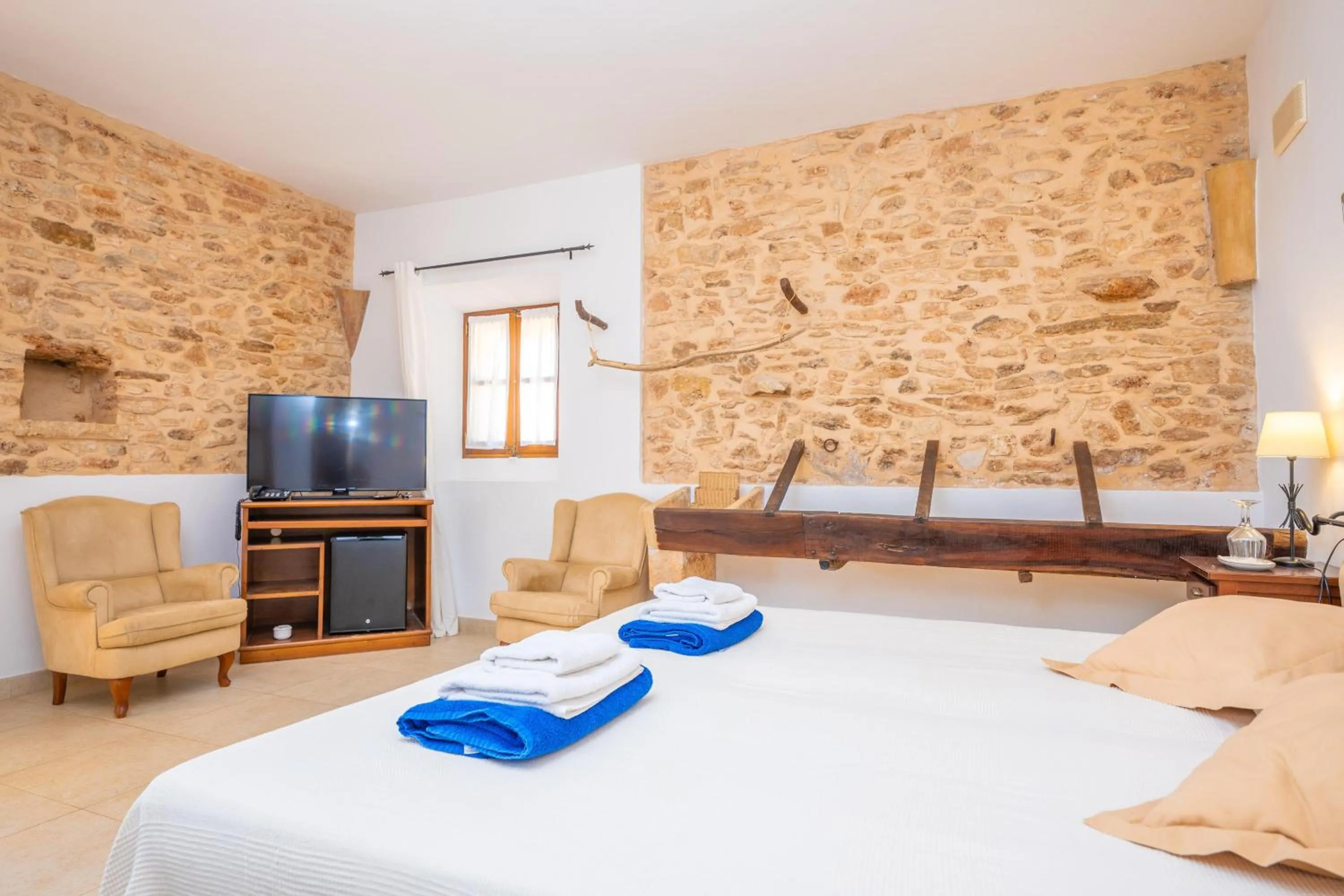 Bedroom, Bed in Agroturismo Mondrago -Antic Na Martina-