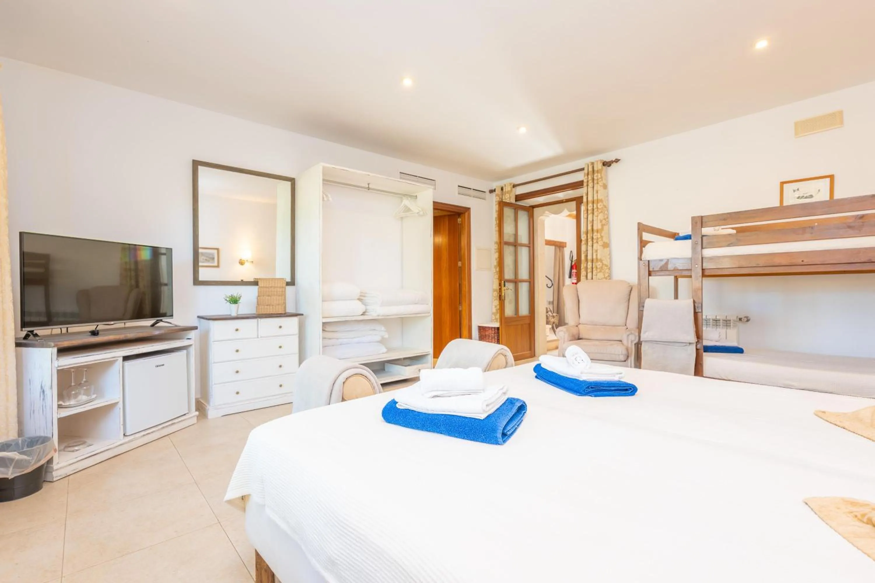 Bedroom, Bed in Agroturismo Mondrago -Antic Na Martina-