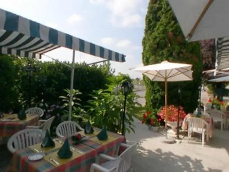 Restaurant/places to eat in Logis Hôtel Le Pan De Bois Restaurant/places to eat in Logis Hôtel Le Pan De Bois