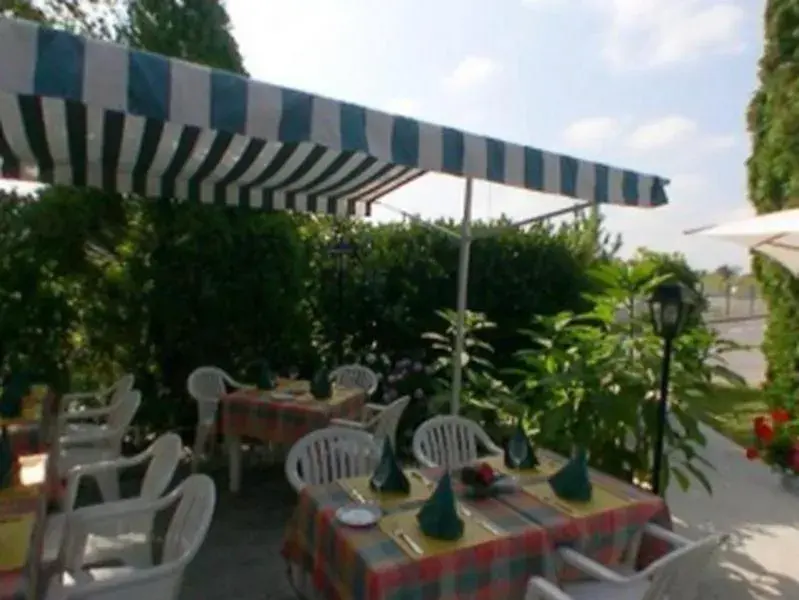 Restaurant/places to eat in Logis Hôtel Le Pan De Bois Restaurant/places to eat in Logis Hôtel Le Pan De Bois