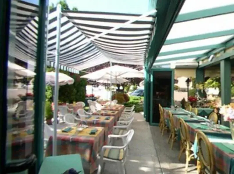 Restaurant/places to eat in Logis Hôtel Le Pan De Bois Restaurant/places to eat in Logis Hôtel Le Pan De Bois