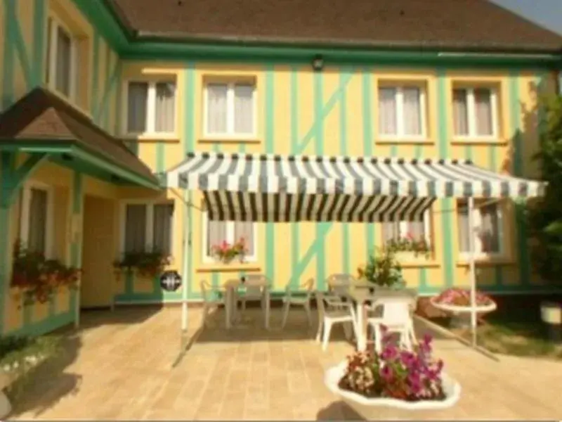 Facade/entrance in Logis Hôtel Le Pan De Bois Facade/entrance in Logis Hôtel Le Pan De Bois