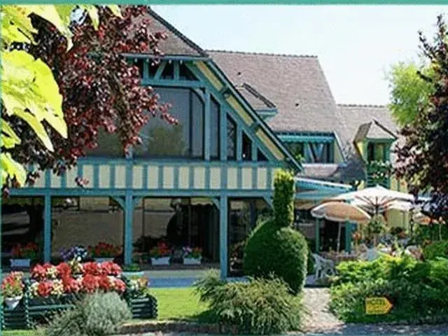 Facade/entrance in Logis Hôtel Le Pan De Bois Facade/entrance in Logis Hôtel Le Pan De Bois