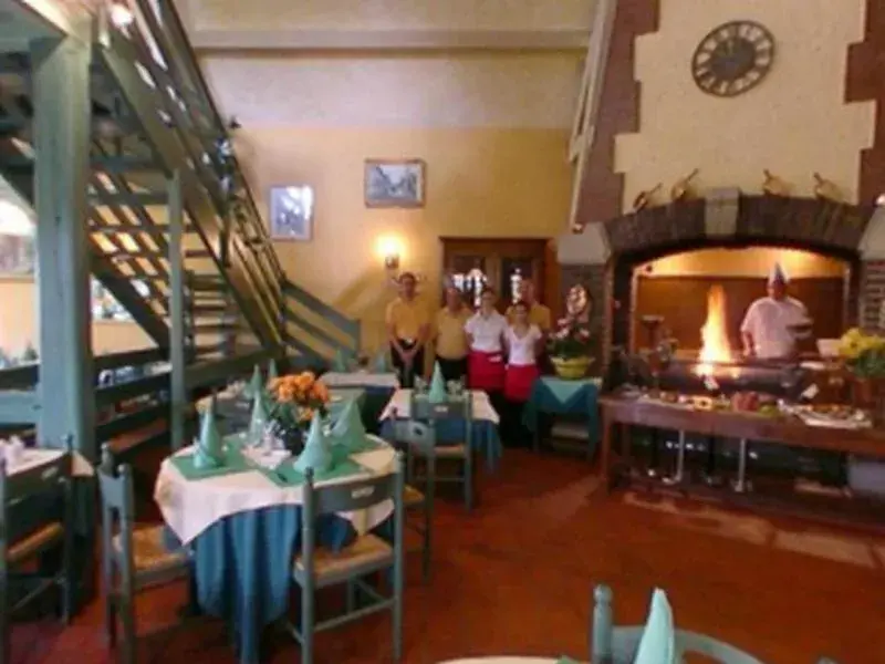 Restaurant/places to eat in Logis Hôtel Le Pan De Bois Restaurant/places to eat in Logis Hôtel Le Pan De Bois