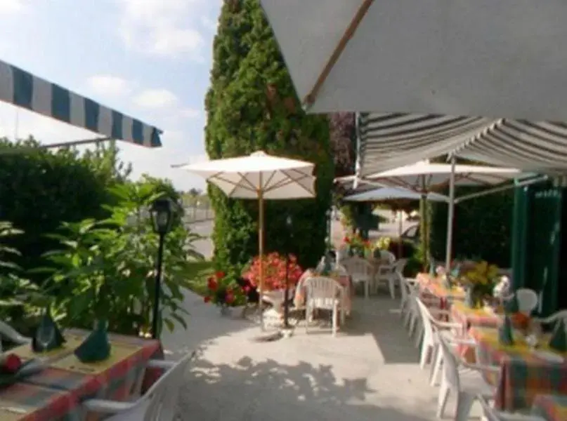 Restaurant/places to eat in Logis Hôtel Le Pan De Bois Restaurant/places to eat in Logis Hôtel Le Pan De Bois