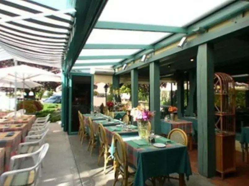 Restaurant/places to eat in Logis Hôtel Le Pan De Bois Restaurant/places to eat in Logis Hôtel Le Pan De Bois