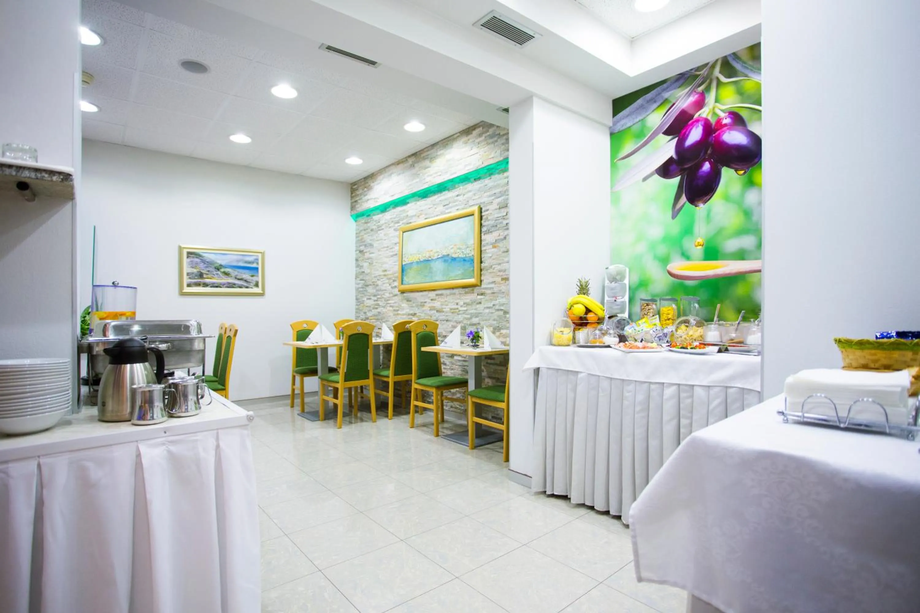 Restaurant/places to eat in Hotel More