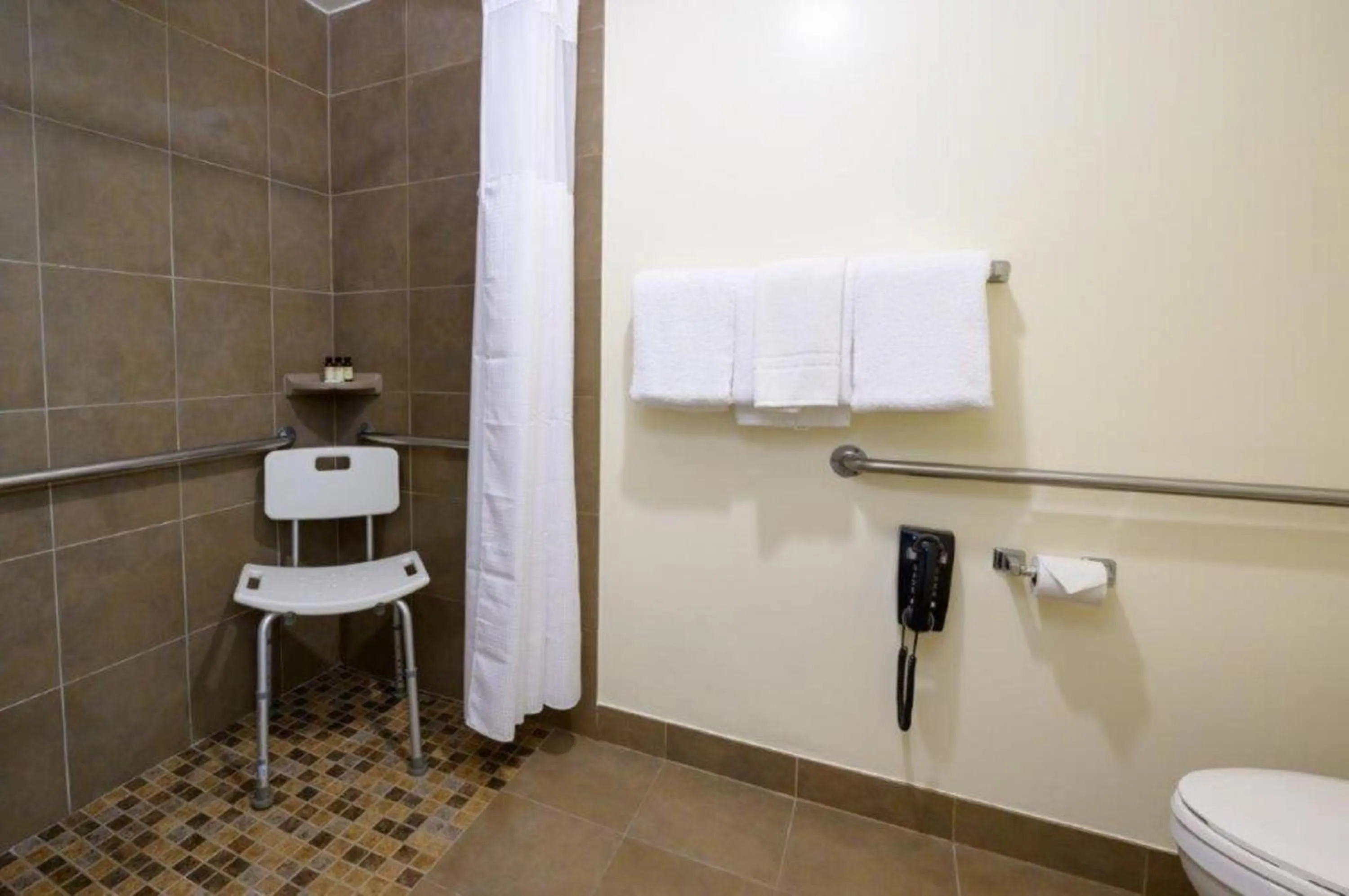 Bathroom in Airtel Plaza Hotel