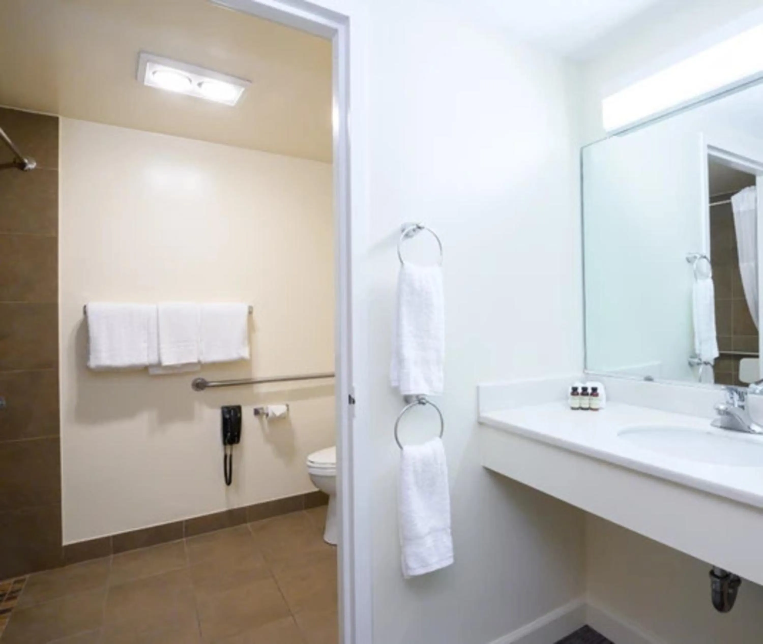 Bathroom in Airtel Plaza Hotel