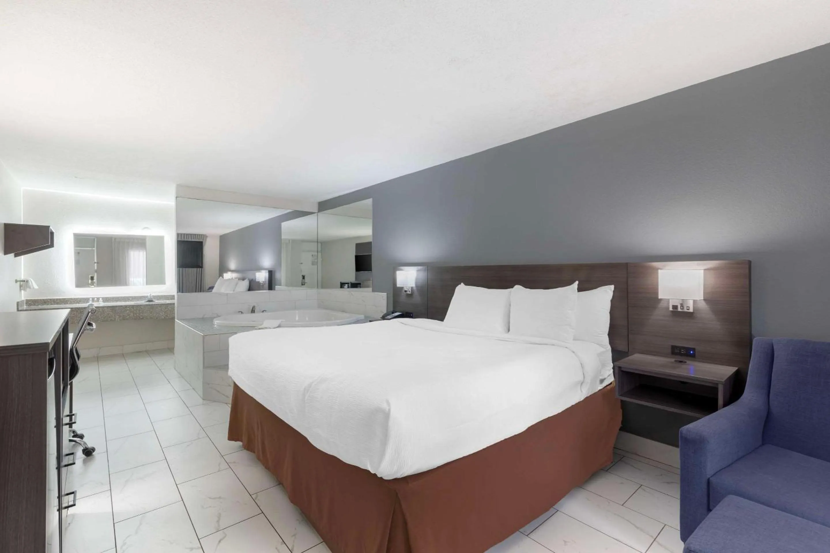 Bedroom, Bed in Quality Inn Memphis Downtown