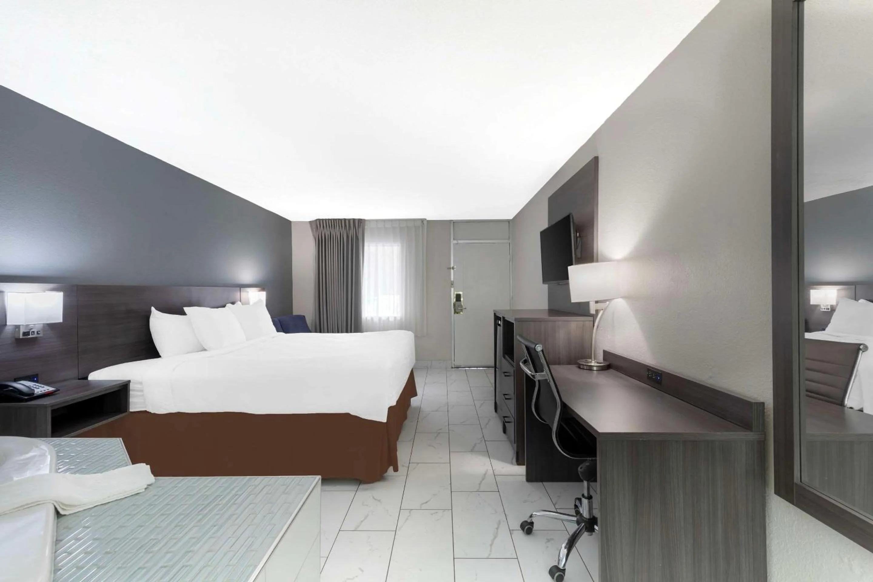 Bedroom, Bed in Quality Inn Memphis Downtown