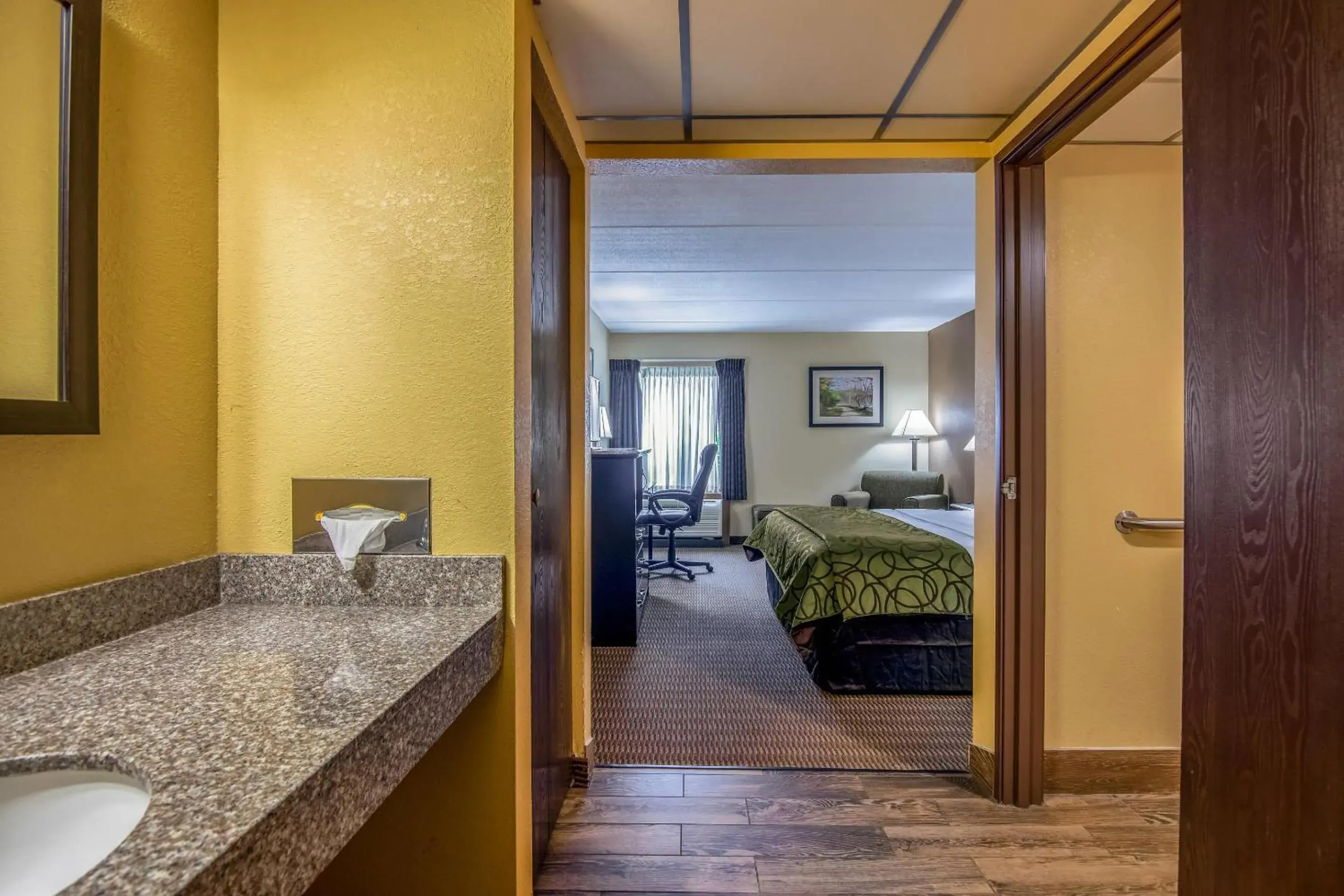 Bedroom, Bed in Quality Inn Tully I-81 Bedroom, Bed in Quality Inn Tully I-81