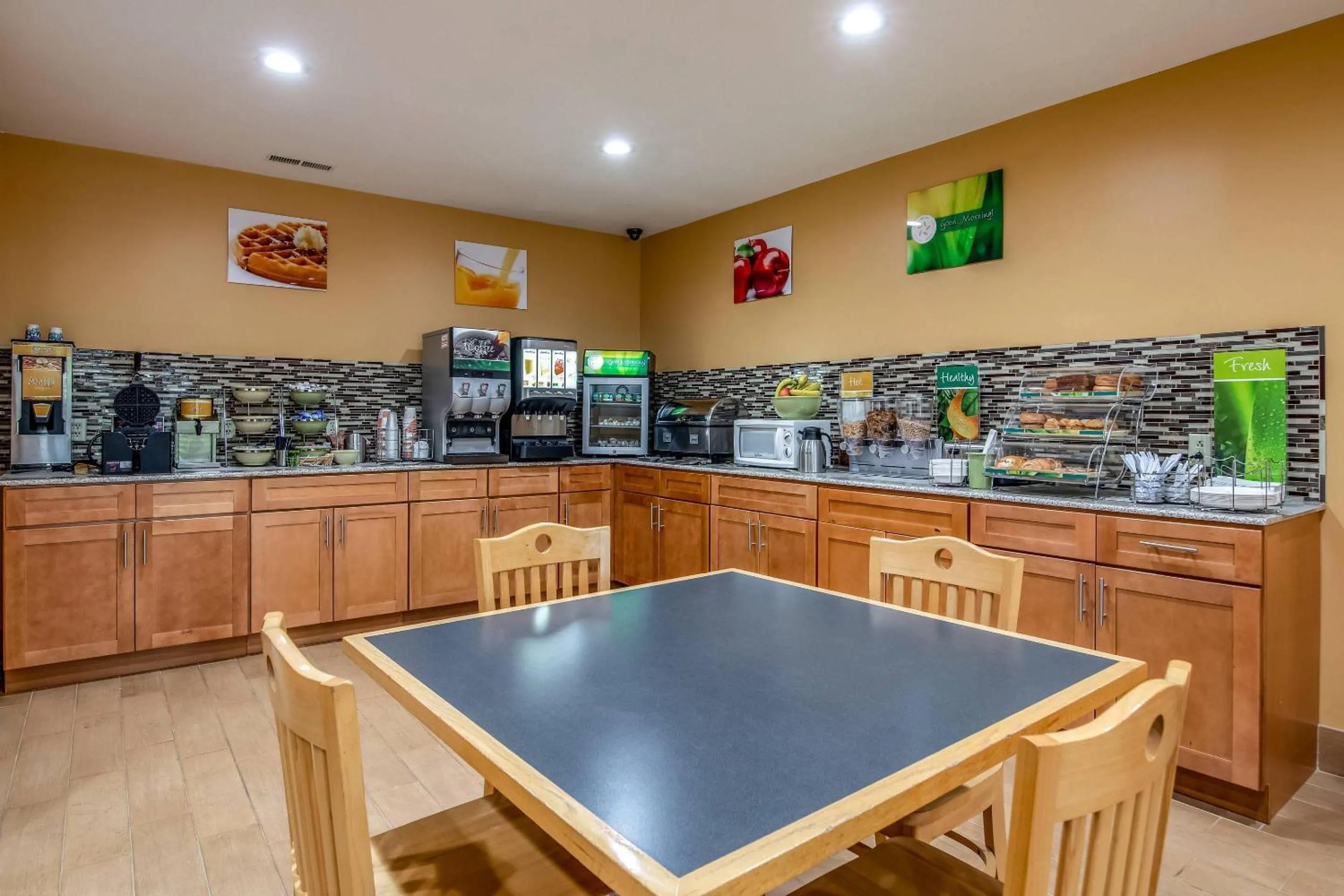 Breakfast in Quality Inn Tully I-81