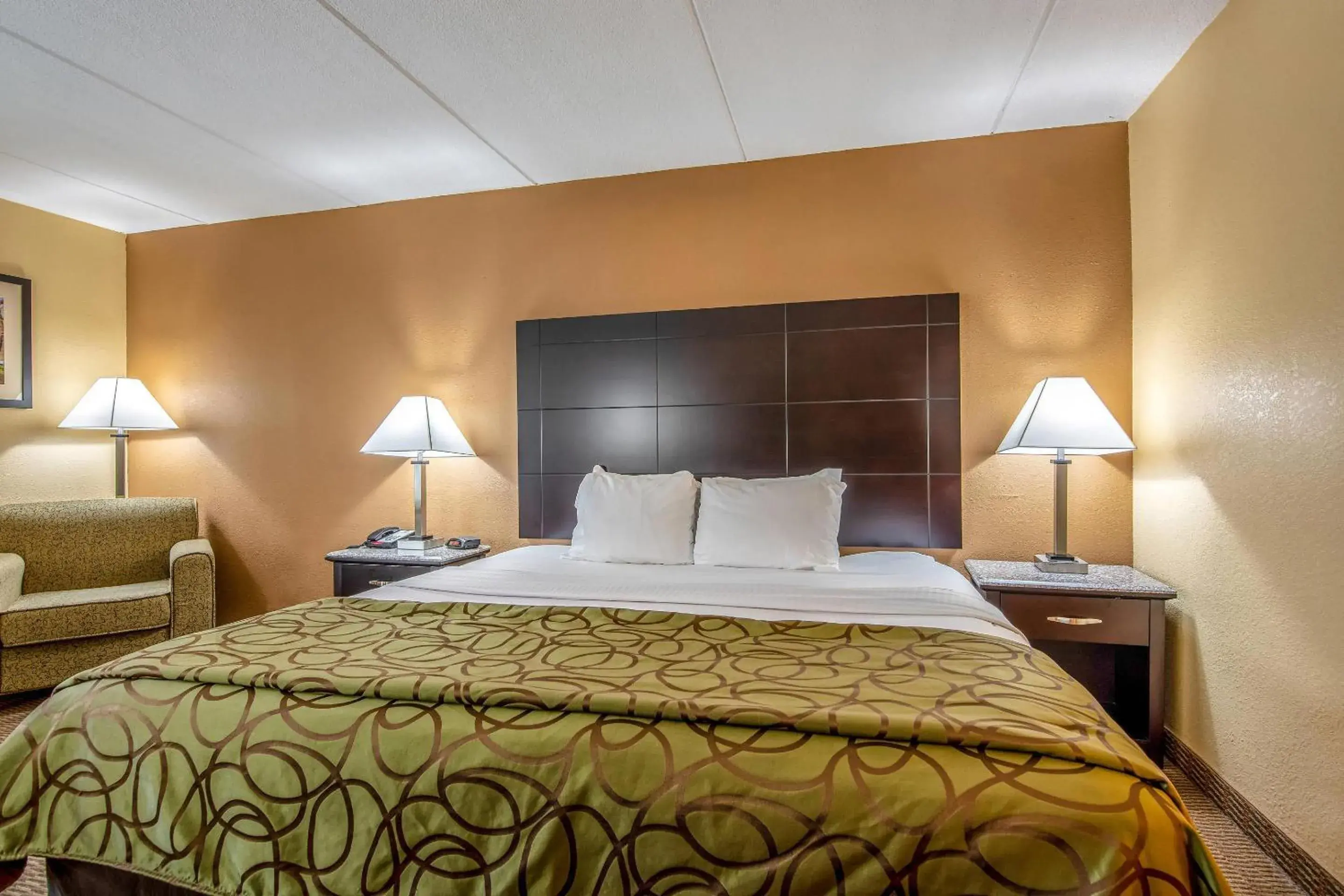 Bedroom, Bed in Quality Inn Tully I-81 Bedroom, Bed in Quality Inn Tully I-81