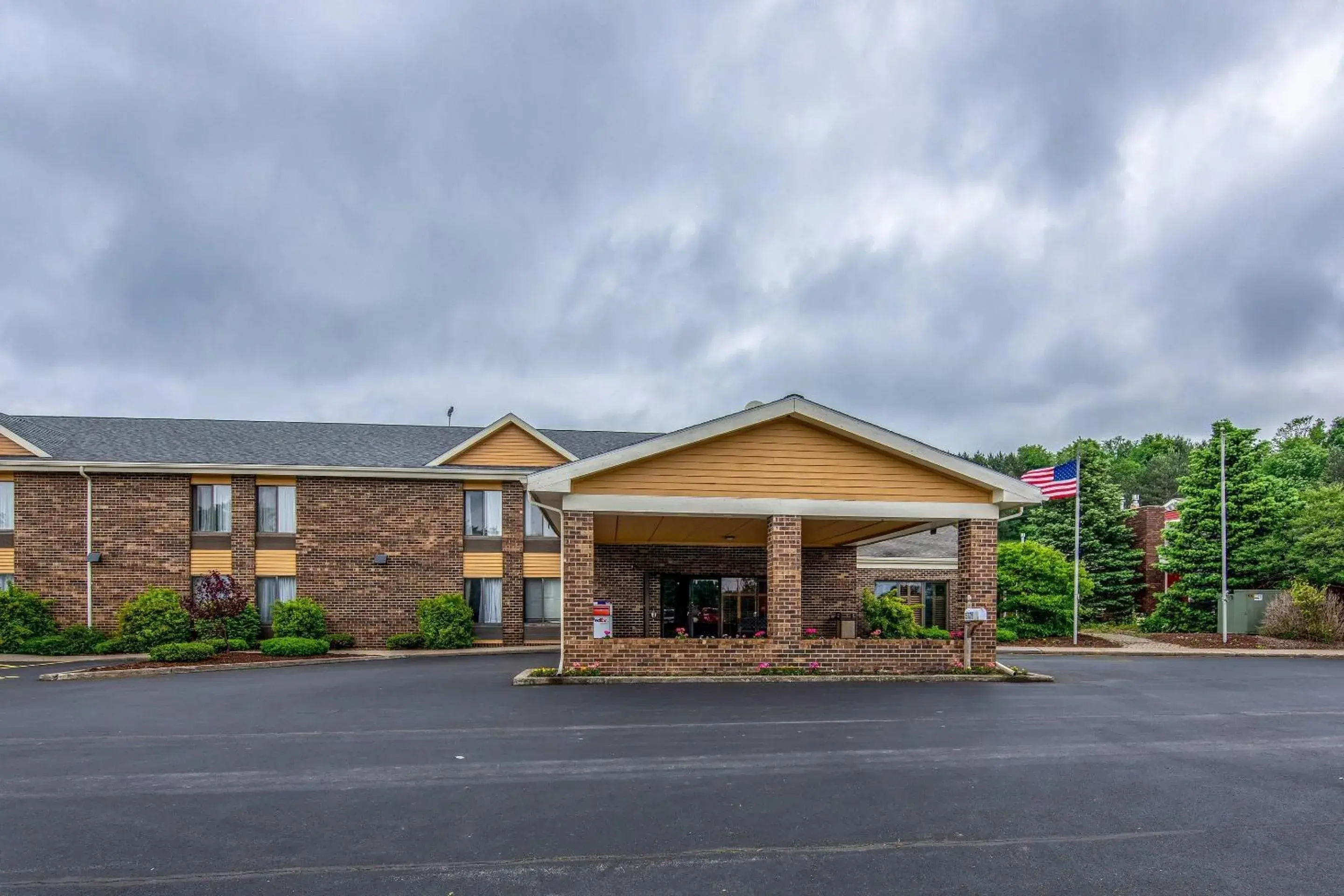 Property building in Quality Inn Tully I-81 Property building in Quality Inn Tully I-81