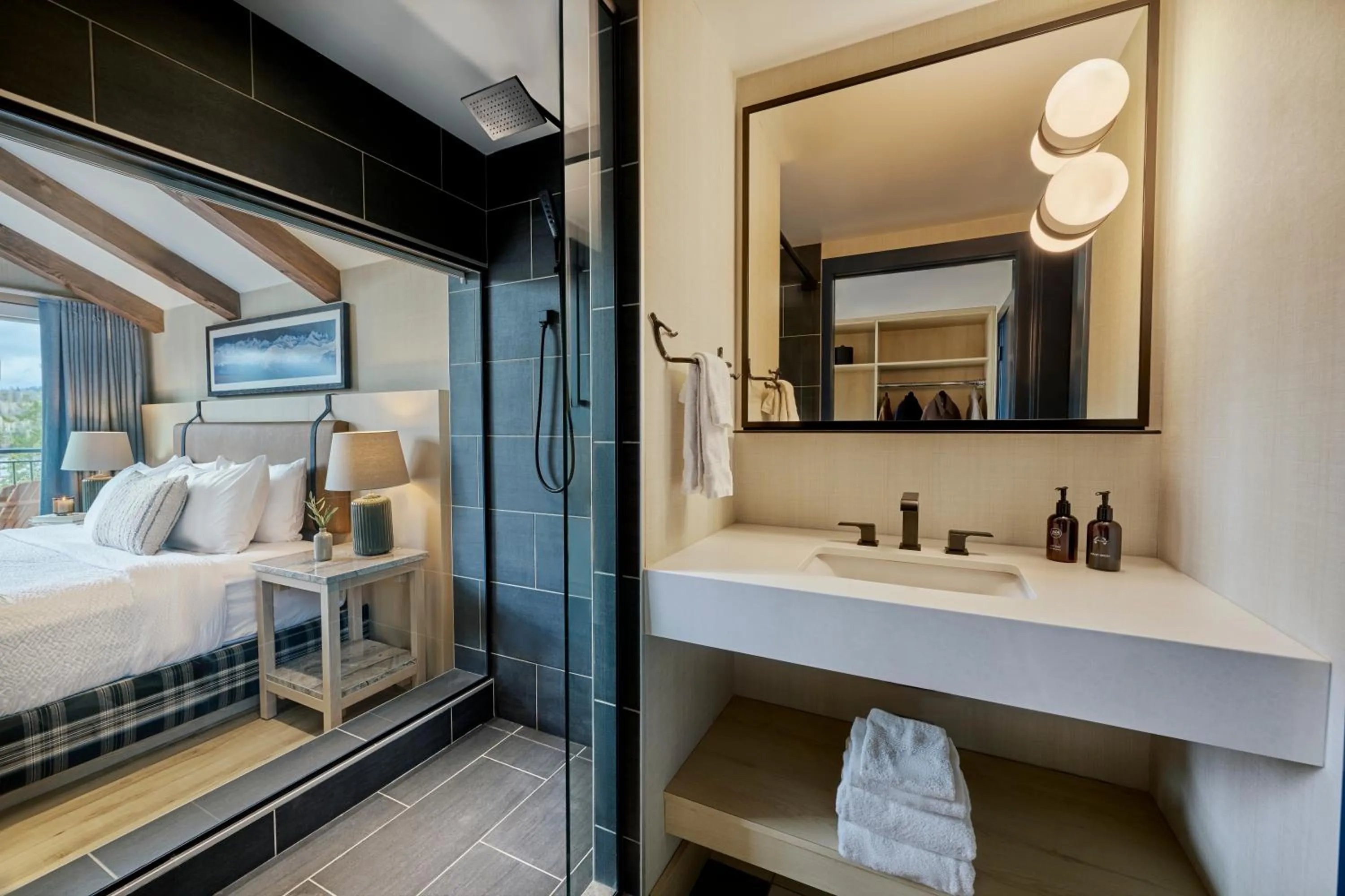 Bathroom, Bed in Pyramid Lake Lodge