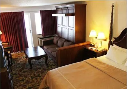 Bedroom, Bed in Crown Choice Inn & Suites Lakeview and Waterpark