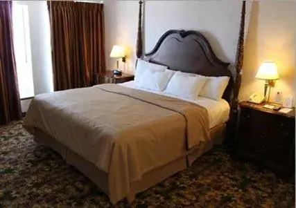Bedroom, Bed in Crown Choice Inn & Suites Lakeview and Waterpark Bedroom, Bed in Crown Choice Inn & Suites Lakeview and Waterpark