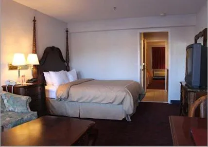 Bedroom, Bed in Crown Choice Inn & Suites Lakeview and Waterpark