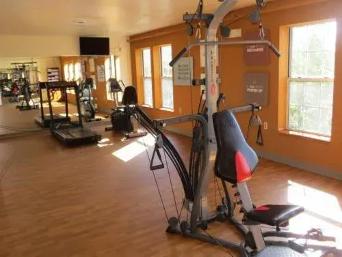 Fitness centre/facilities in Crown Choice Inn & Suites Lakeview and Waterpark Fitness centre/facilities in Crown Choice Inn & Suites Lakeview and Waterpark