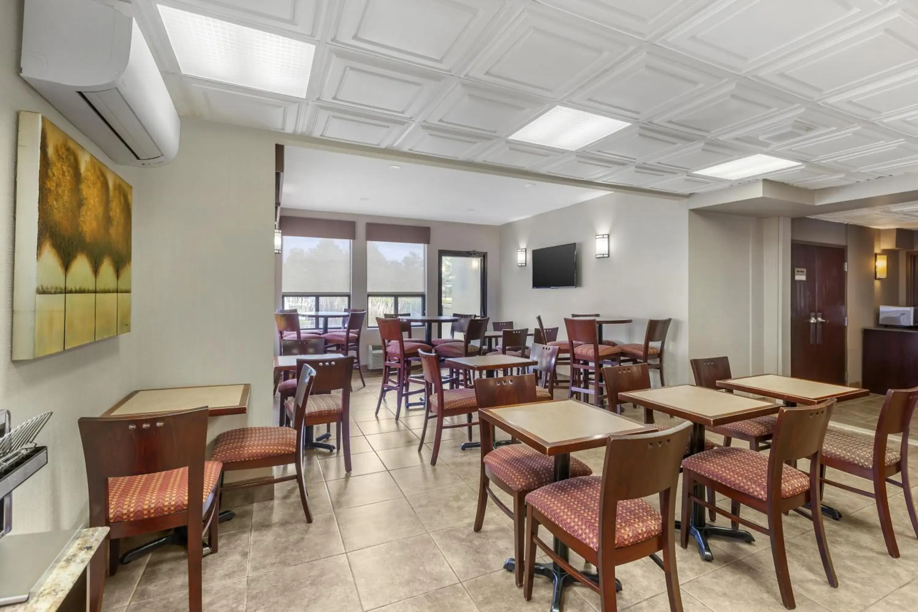 Breakfast in Best Western Plus Rose City Suites Breakfast in Best Western Plus Rose City Suites