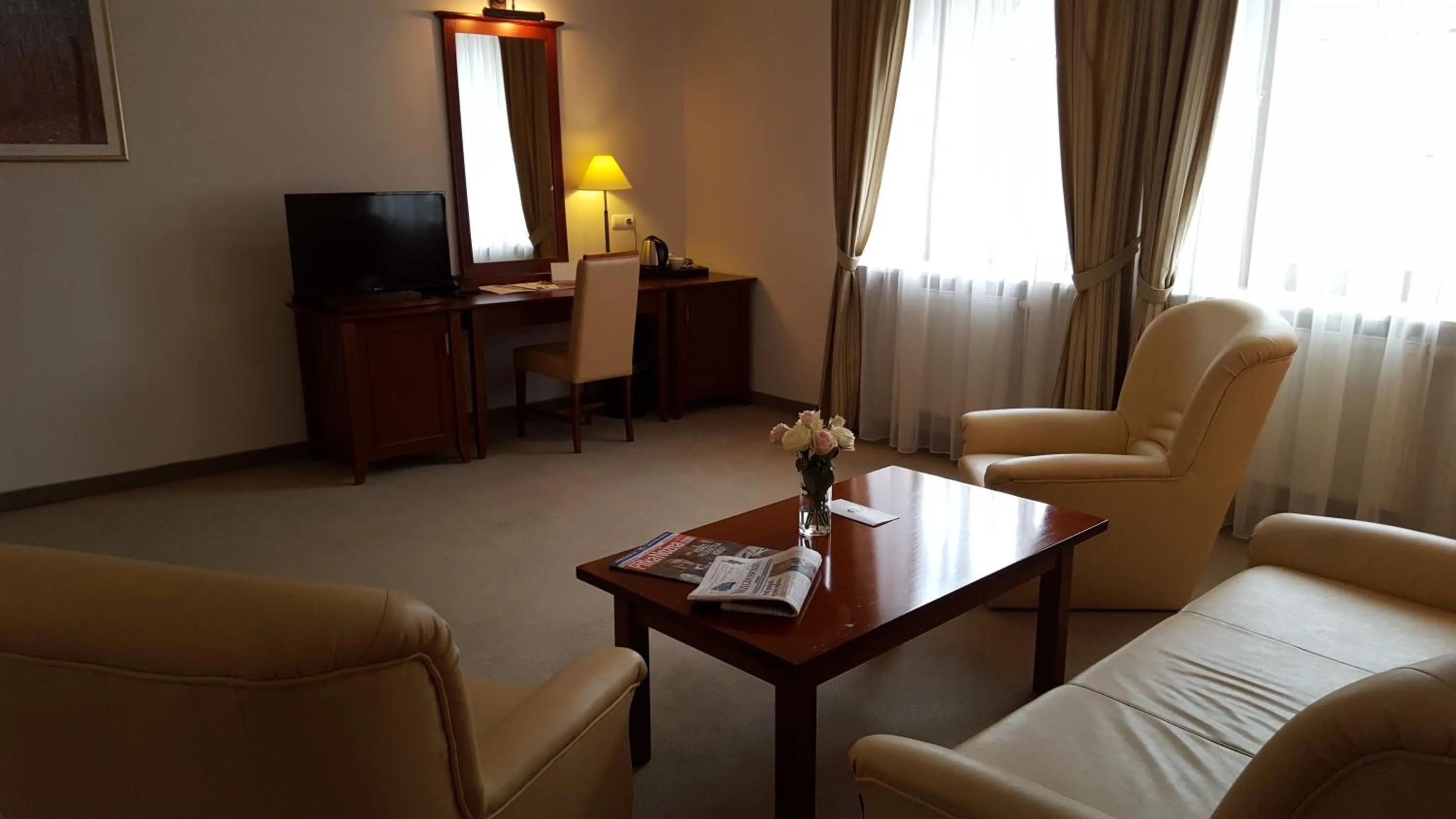 Communal lounge/ TV room in Hotel Dworek***