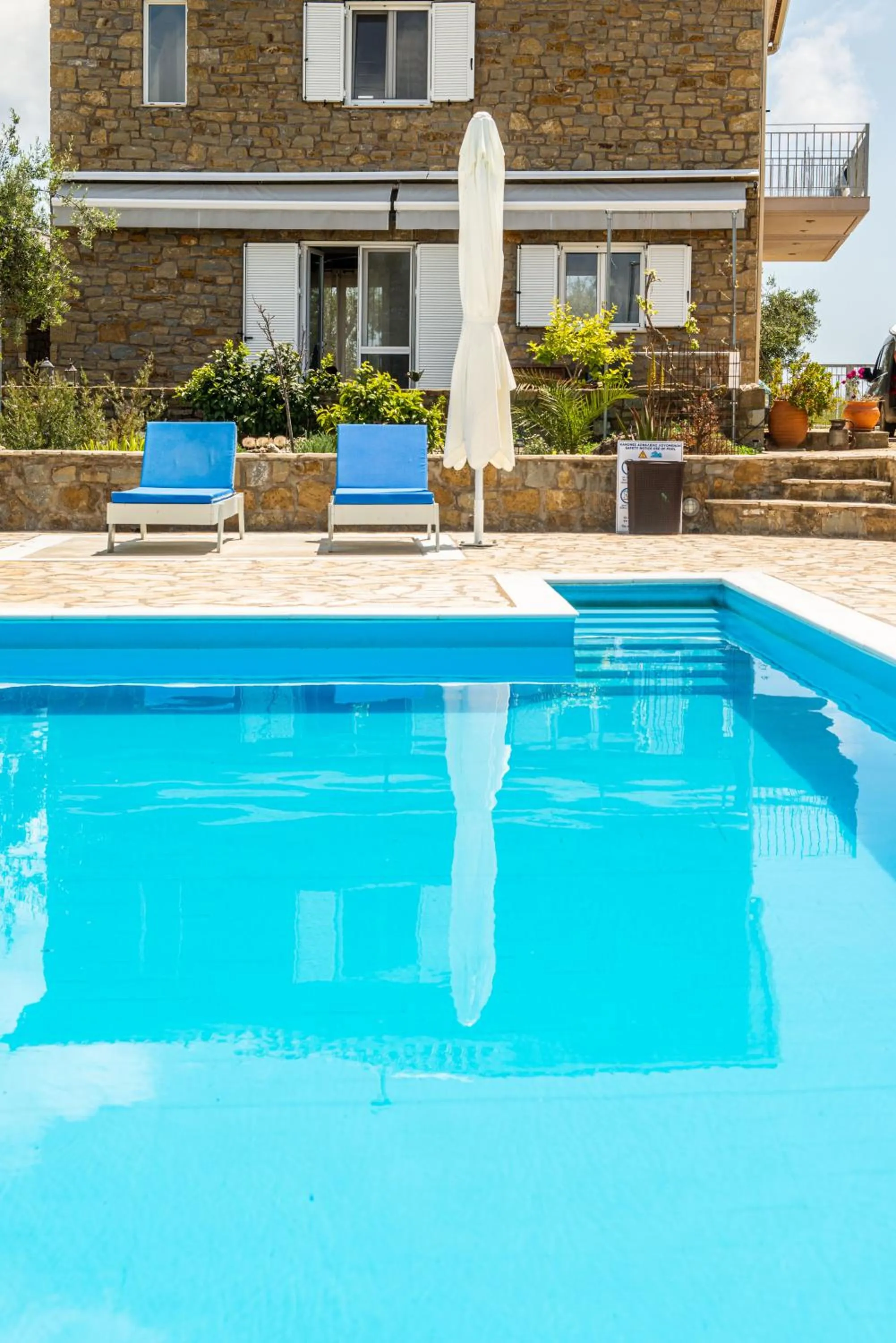 Swimming pool in Hakuna Matata Holidays Agalia with airco & pool in Greek Olive Grove