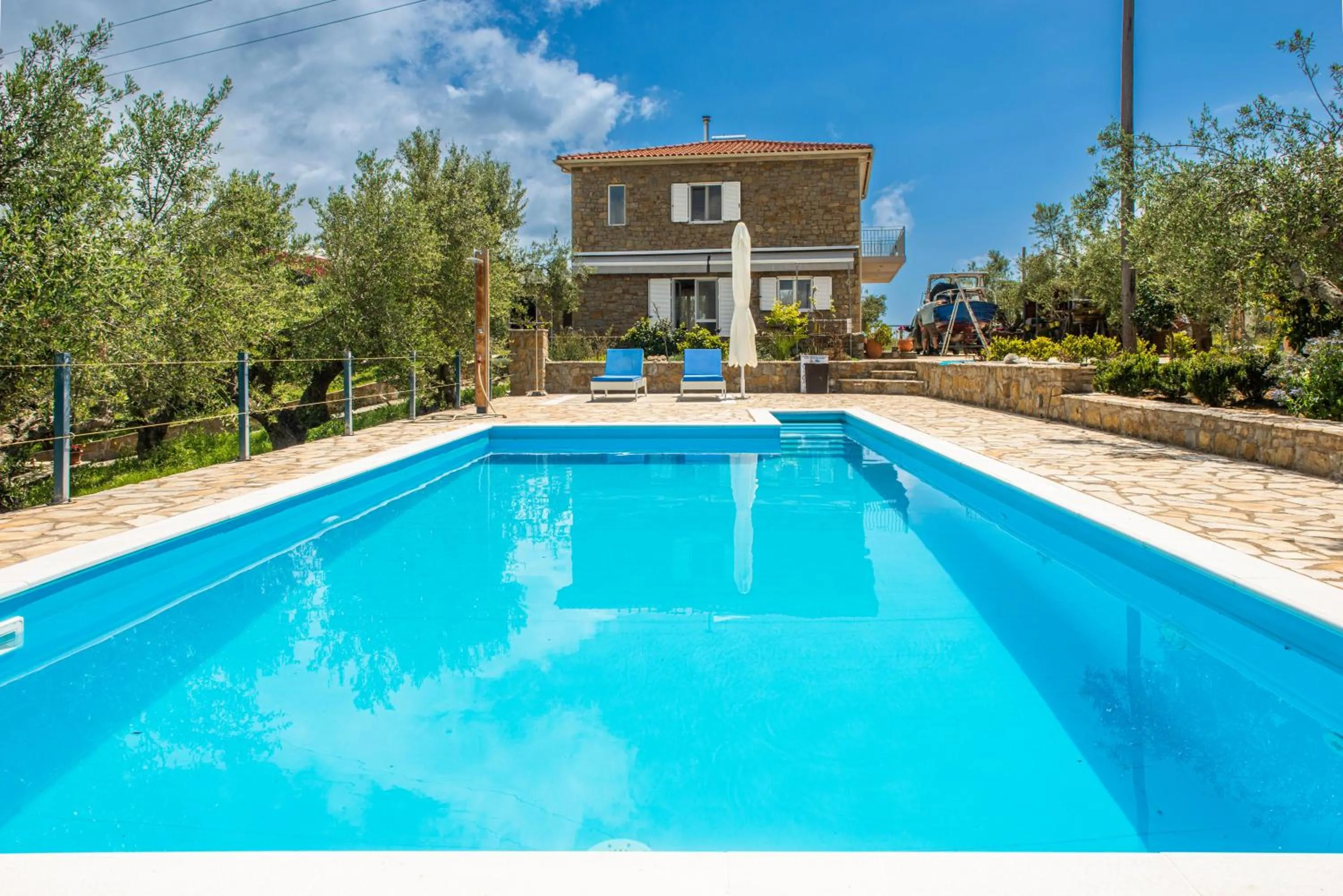 Swimming pool in Hakuna Matata Holidays Agalia with airco & pool in Greek Olive Grove
