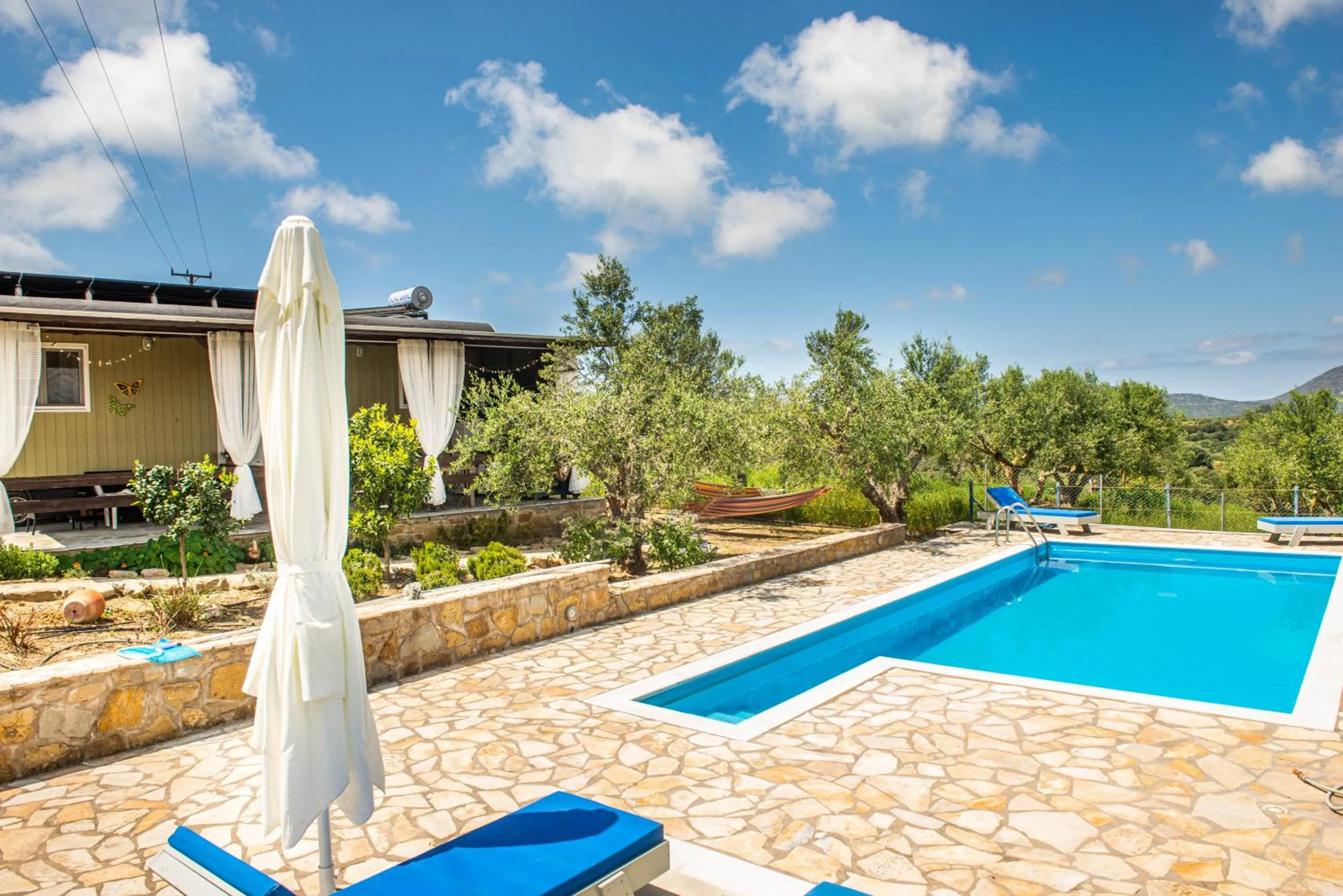 Swimming pool in Hakuna Matata Holidays Agalia with airco & pool in Greek Olive Grove
