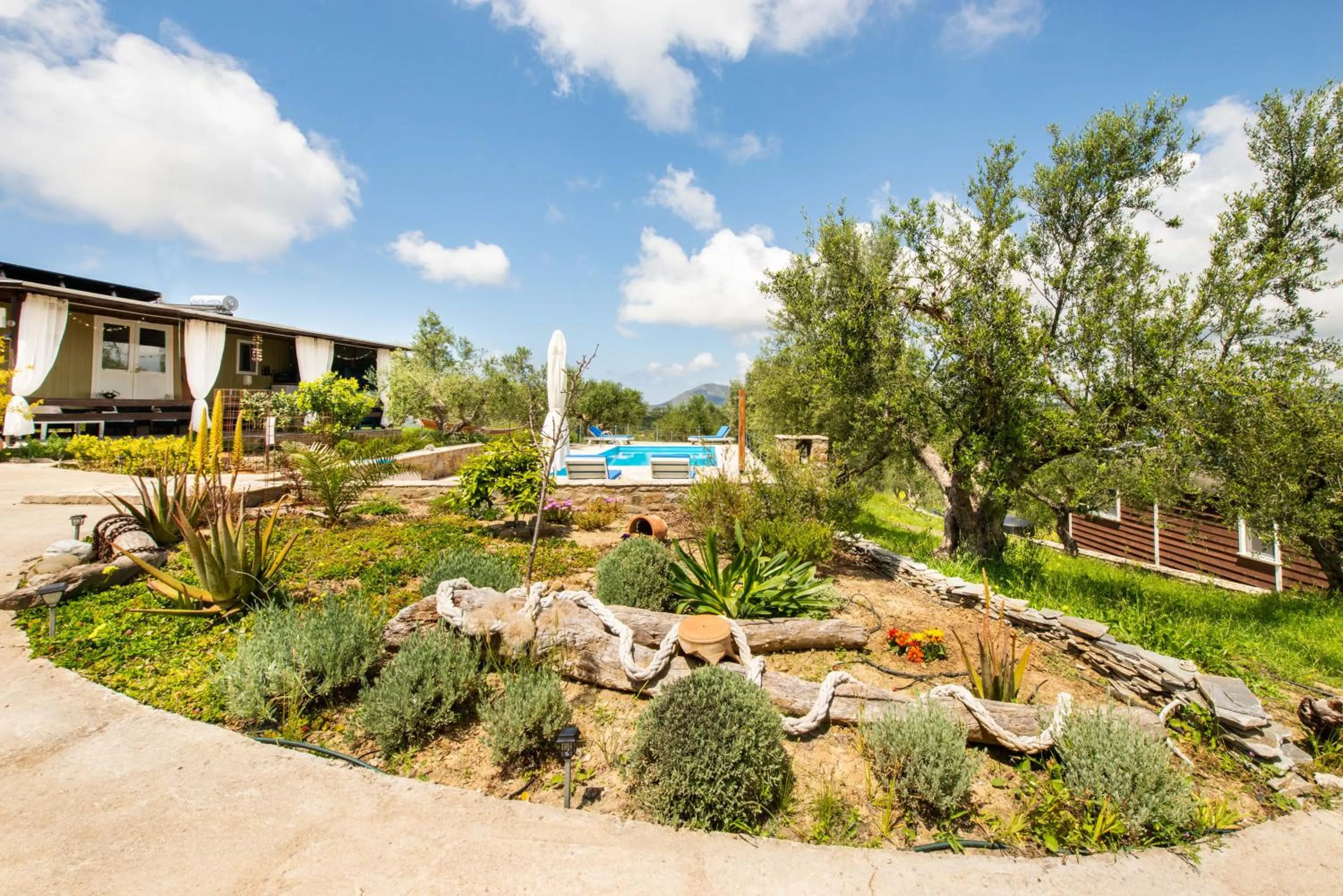 Property building in Hakuna Matata Holidays Agalia with airco & pool in Greek Olive Grove