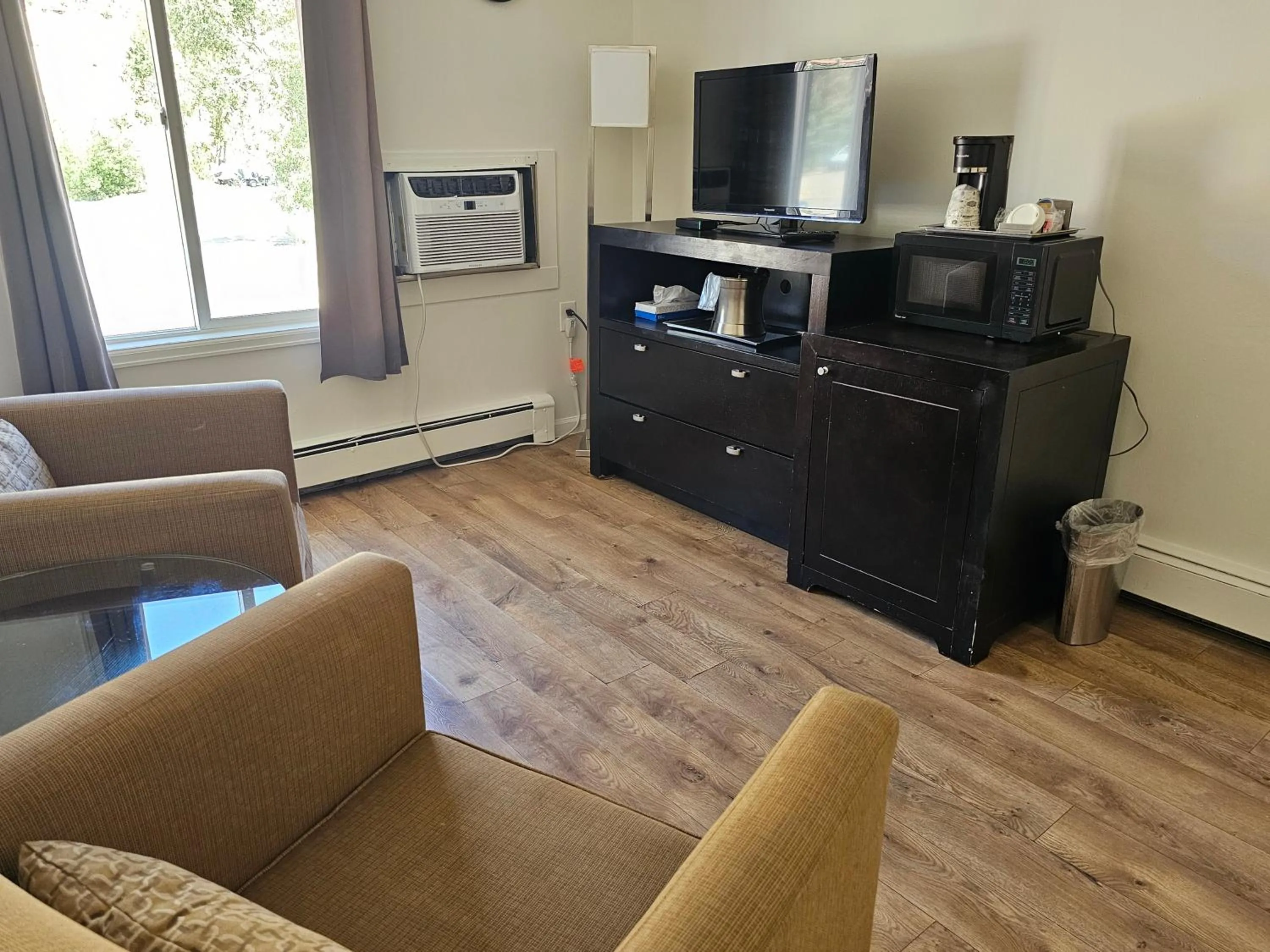 TV and multimedia in H&H Motor Lodge