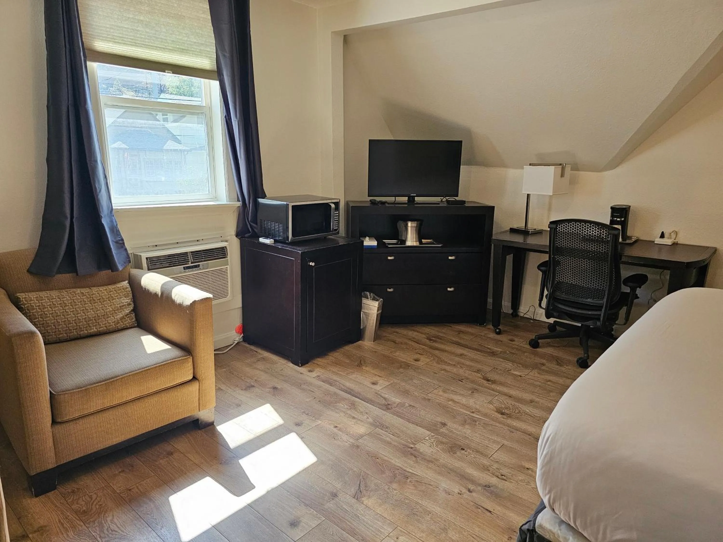 Bedroom in H&H Motor Lodge