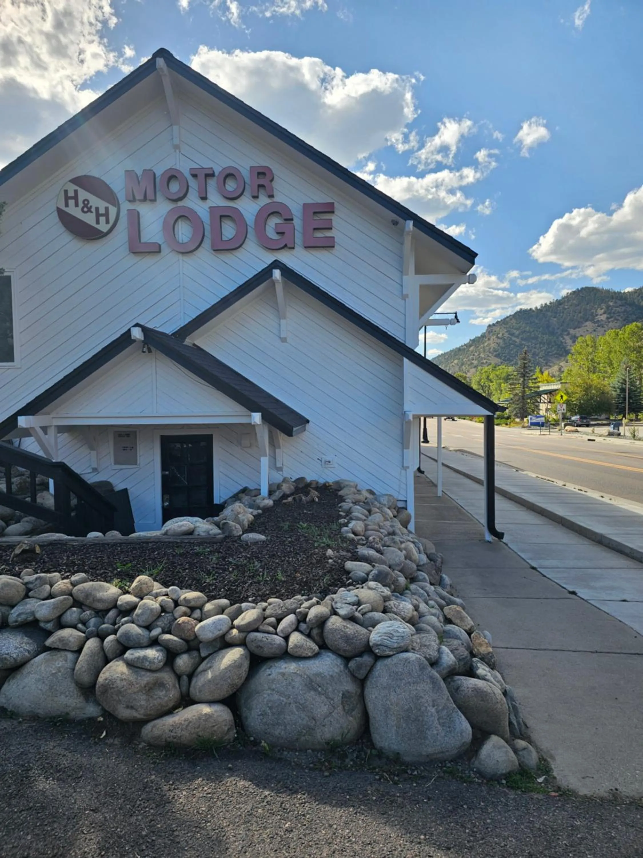 Property building in H&H Motor Lodge