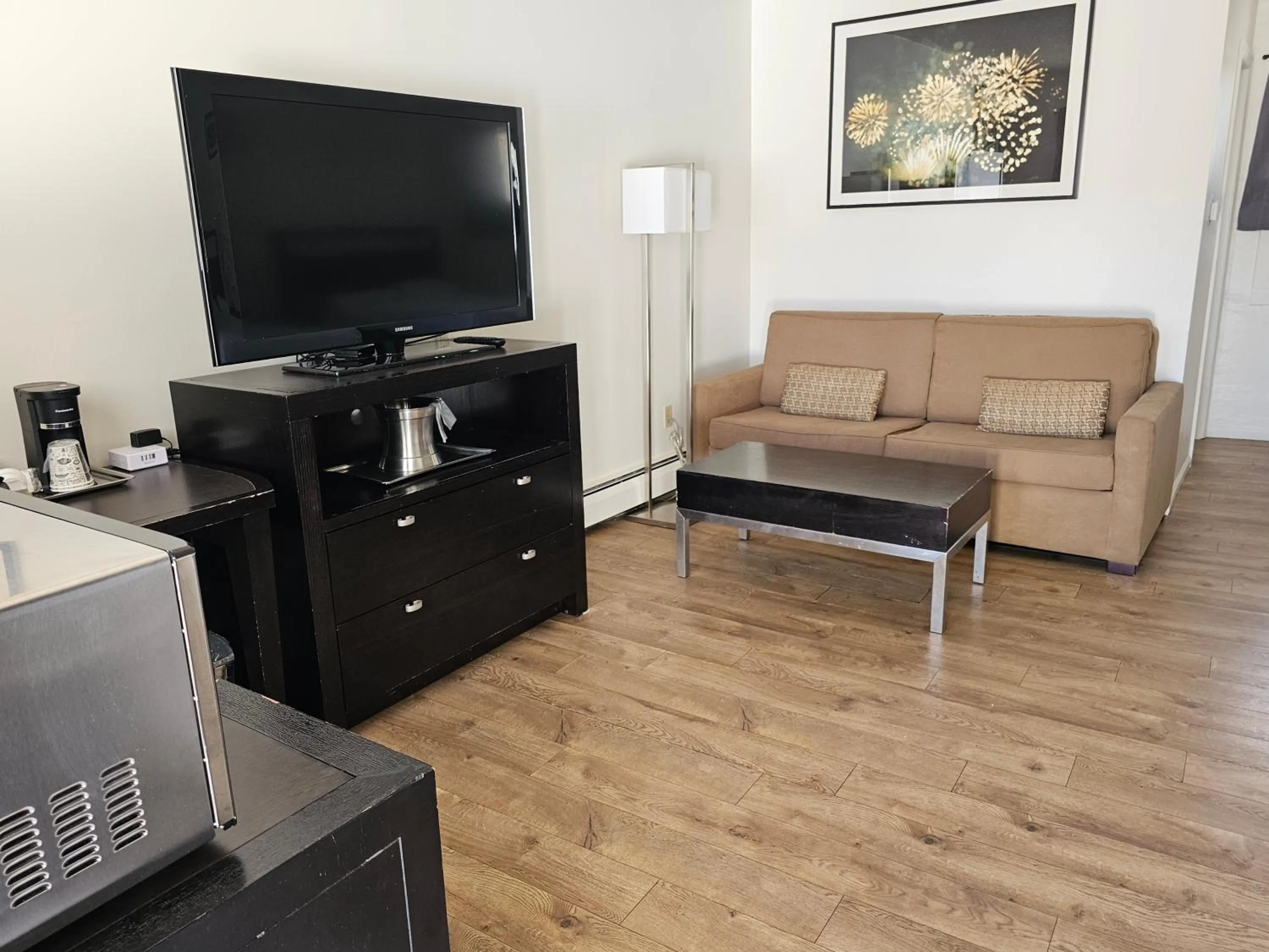 TV and multimedia in H&H Motor Lodge