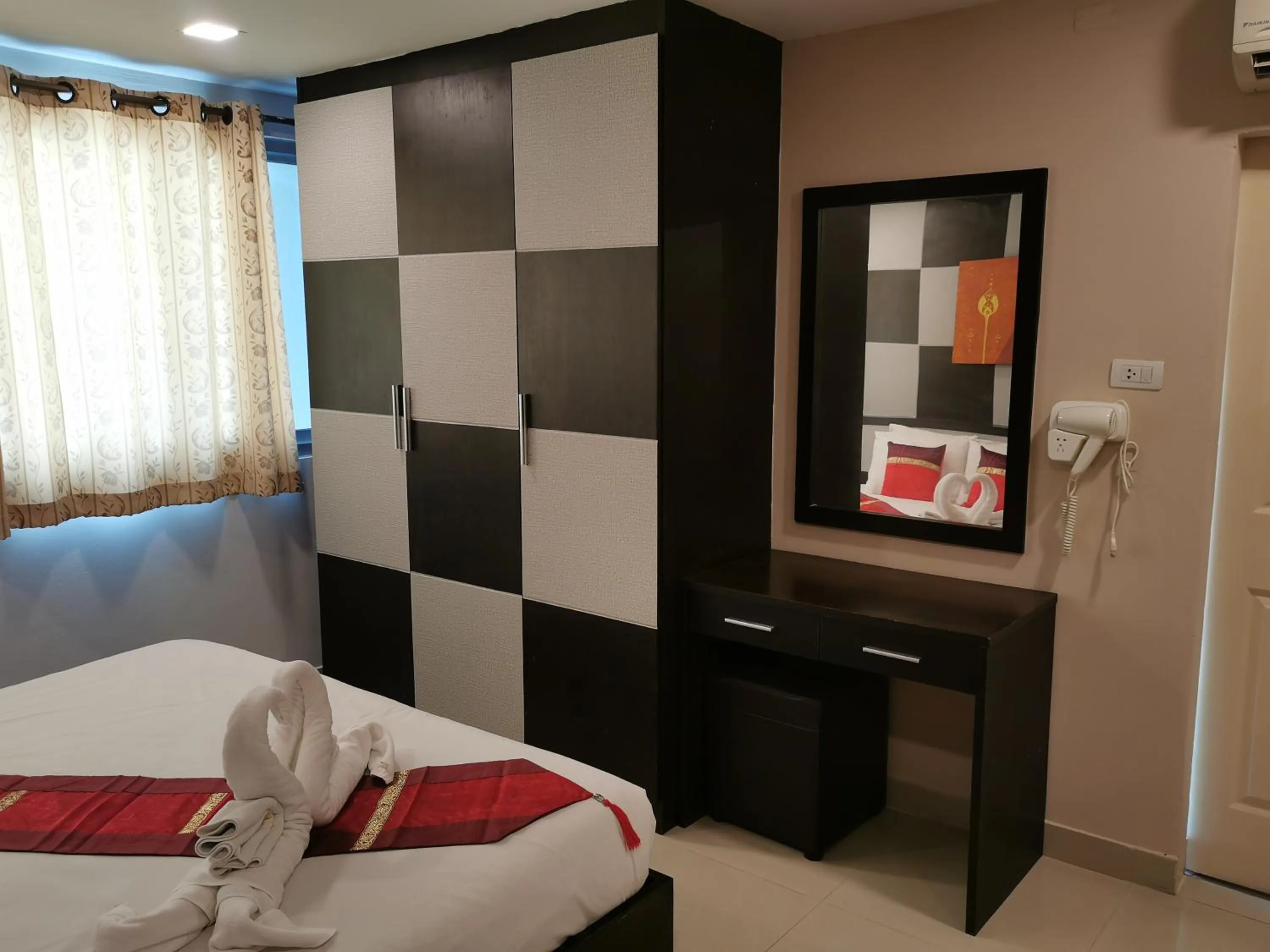 Photo of the whole room, Bed in Regent Suvarnabhumi Hotel