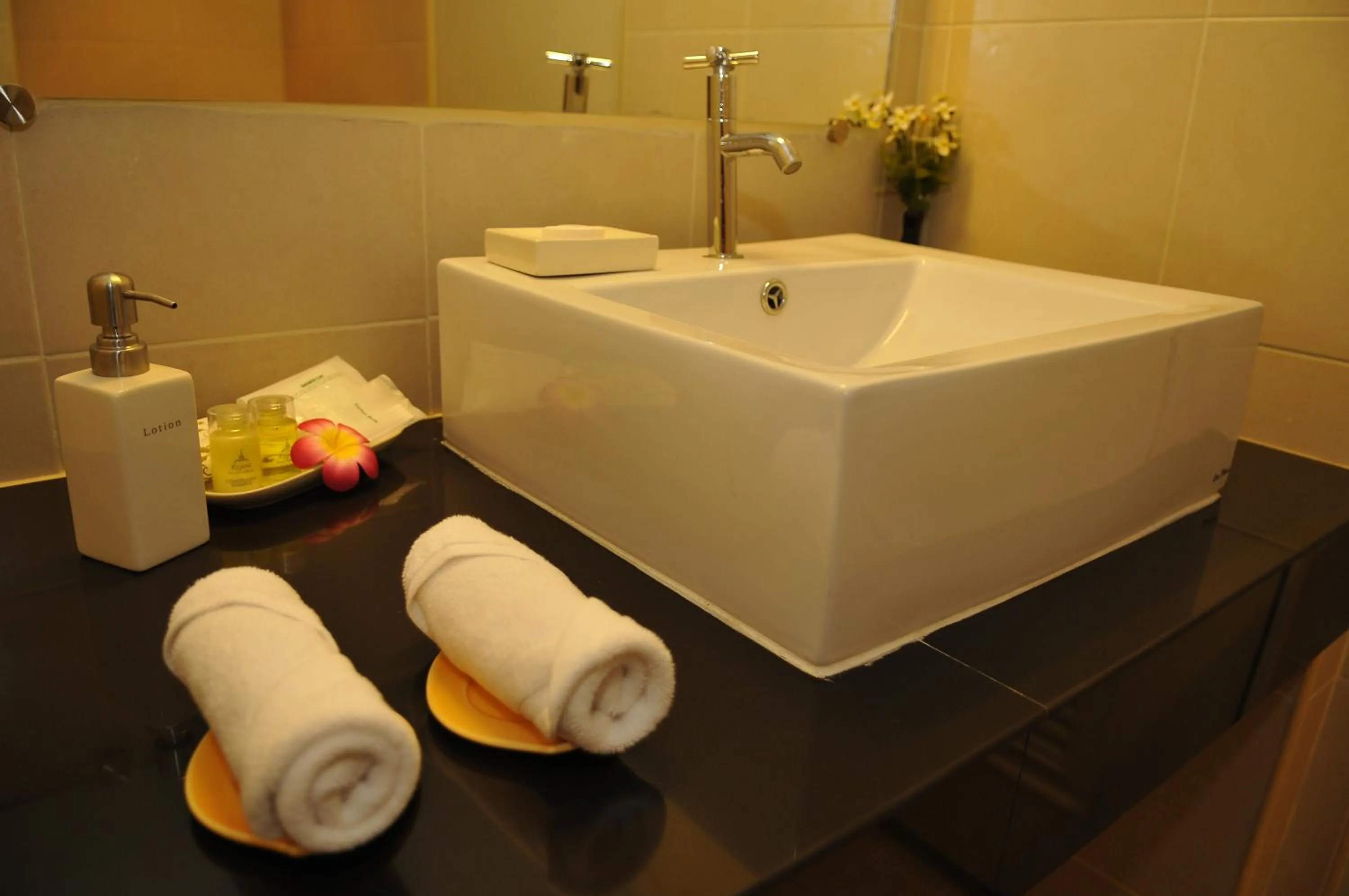Bathroom in Regent Suvarnabhumi Hotel