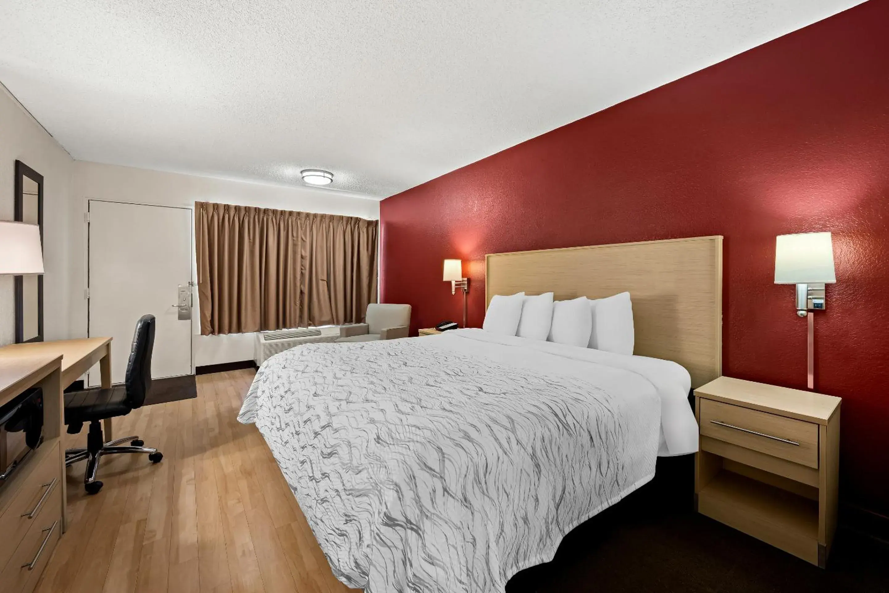 Bedroom, Bed in Red Roof Inn PLUS+ & Suites Naples Downtown-5th Ave S Bedroom, Bed in Red Roof Inn PLUS+ & Suites Naples Downtown-5th Ave S