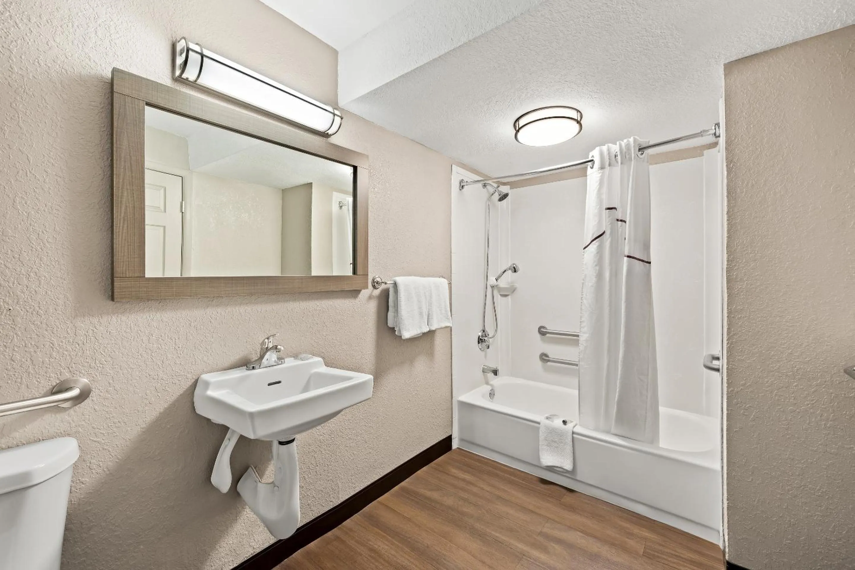 Bathroom in Red Roof Inn PLUS+ & Suites Naples Downtown-5th Ave S