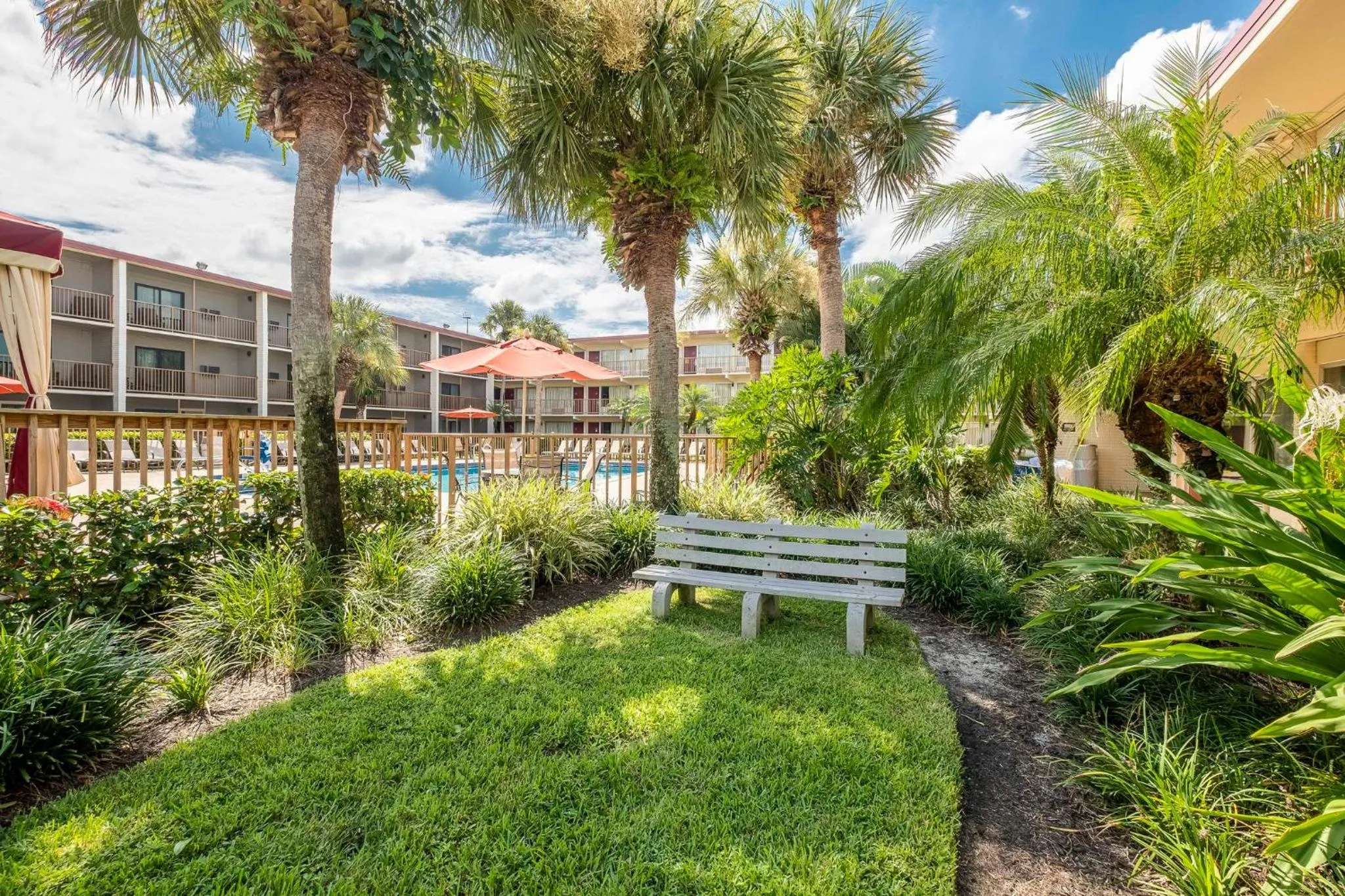 Property building in Red Roof Inn PLUS+ & Suites Naples Downtown-5th Ave S