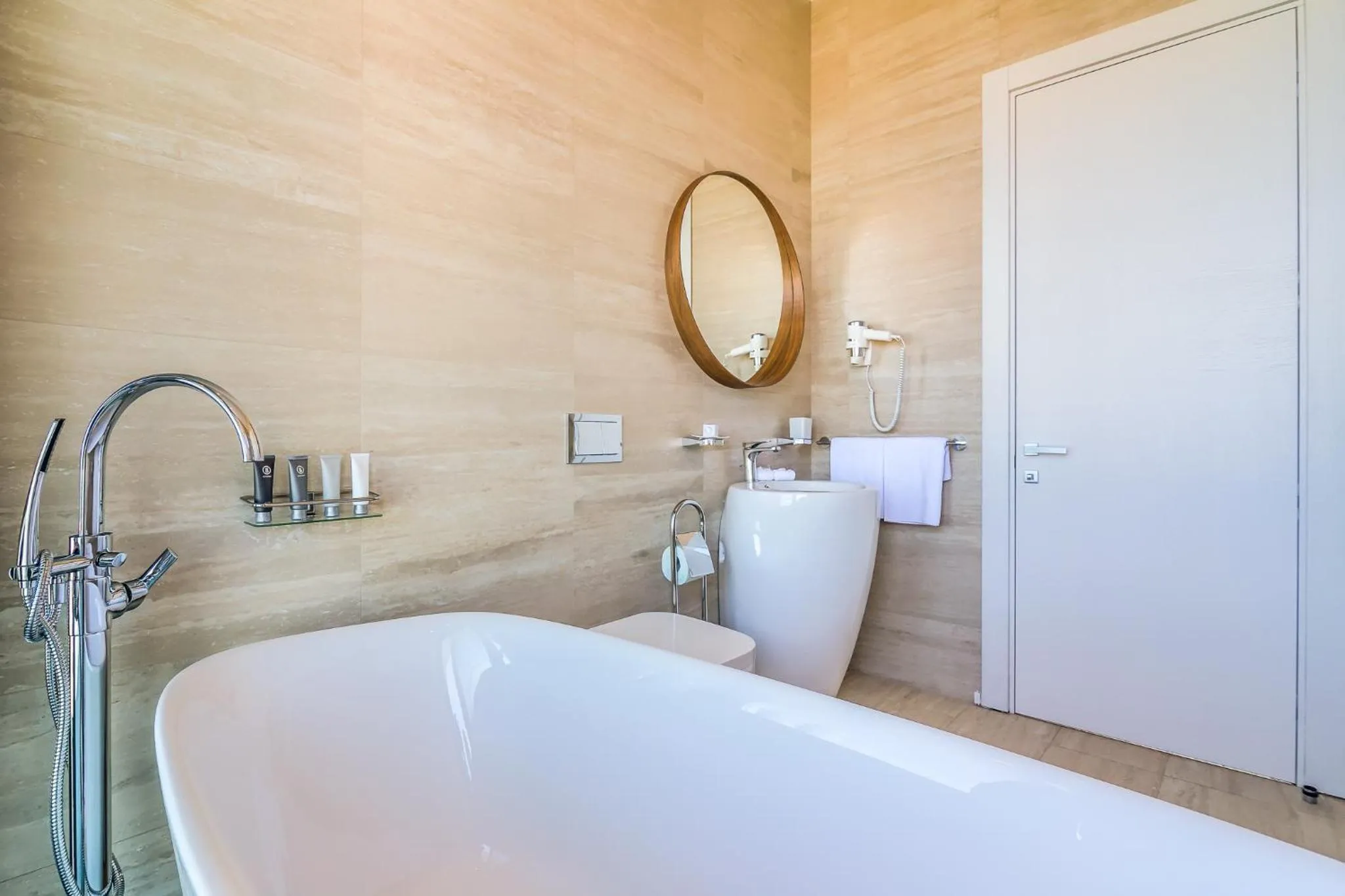 Nyota Hotel & Conference Center