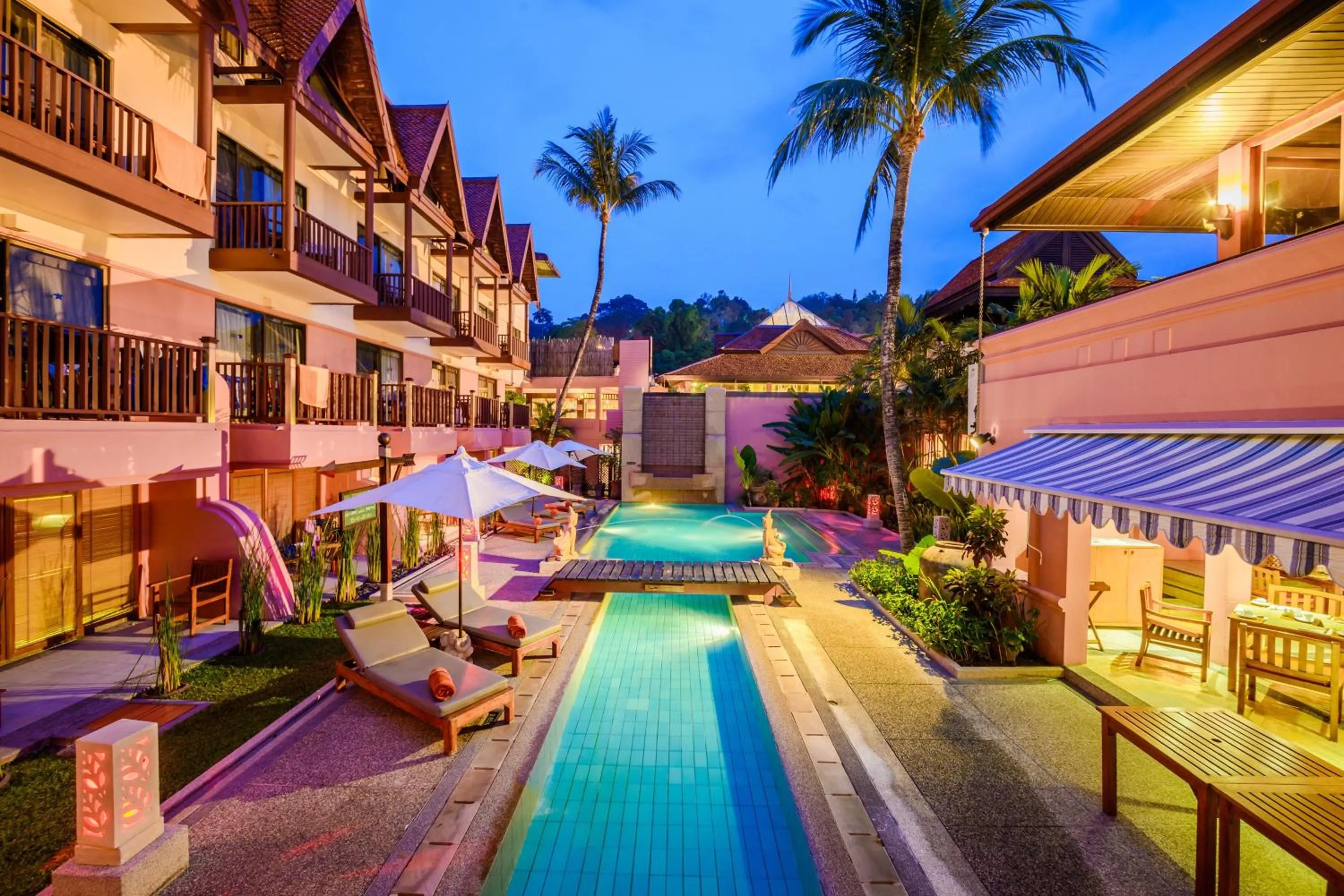 Swimming pool in Seaview Patong Hotel - SHA Plus