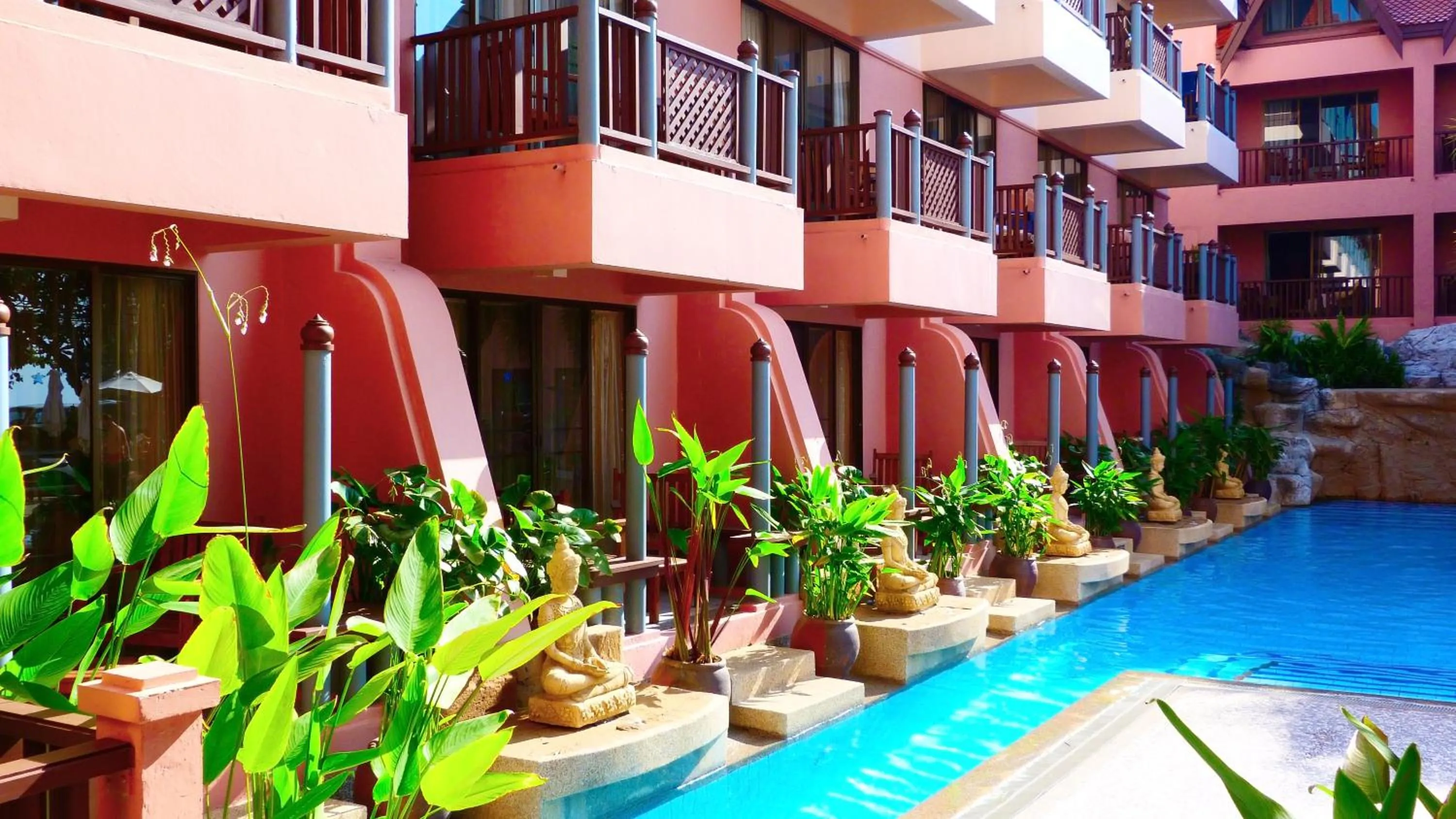 Swimming pool in Seaview Patong Hotel - SHA Plus