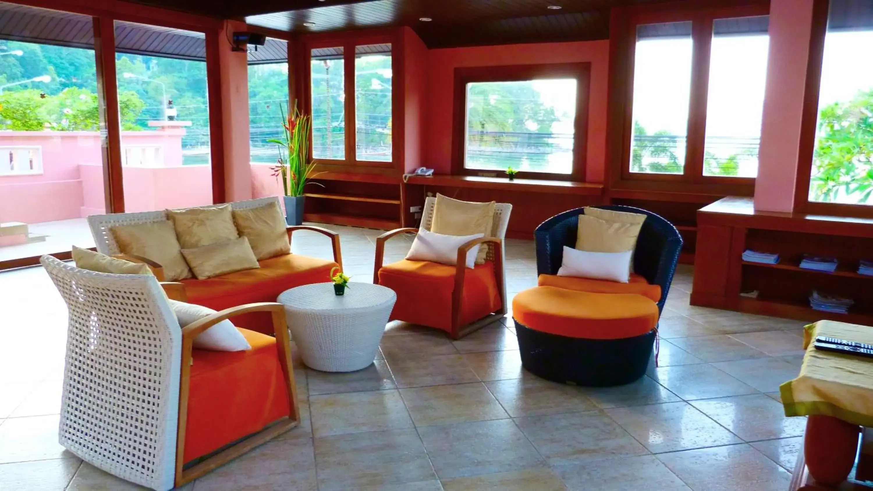 Communal lounge/ TV room in Seaview Patong Hotel - SHA Plus Communal lounge/ TV room in Seaview Patong Hotel - SHA Plus